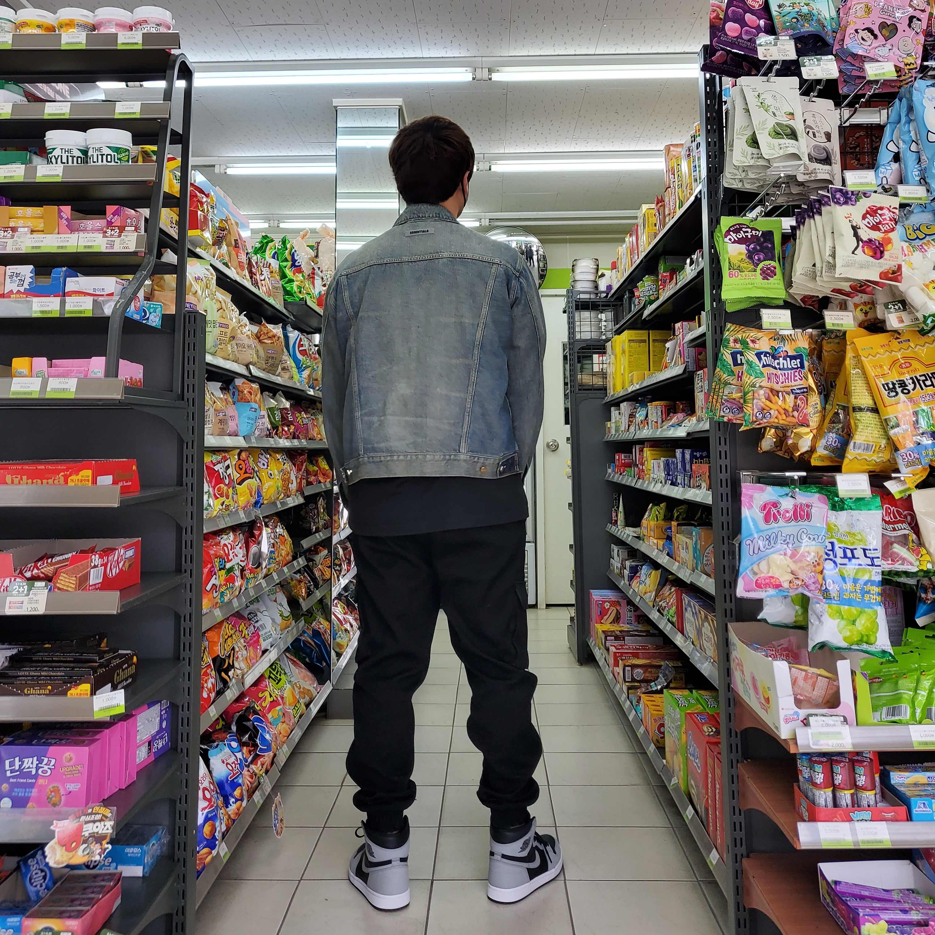 Essentials Denim Trucker Jacket Distressed Indigo - 20FW, Palace P3 Team T-Shirt Black - 20FW 착용 스타일 - 3