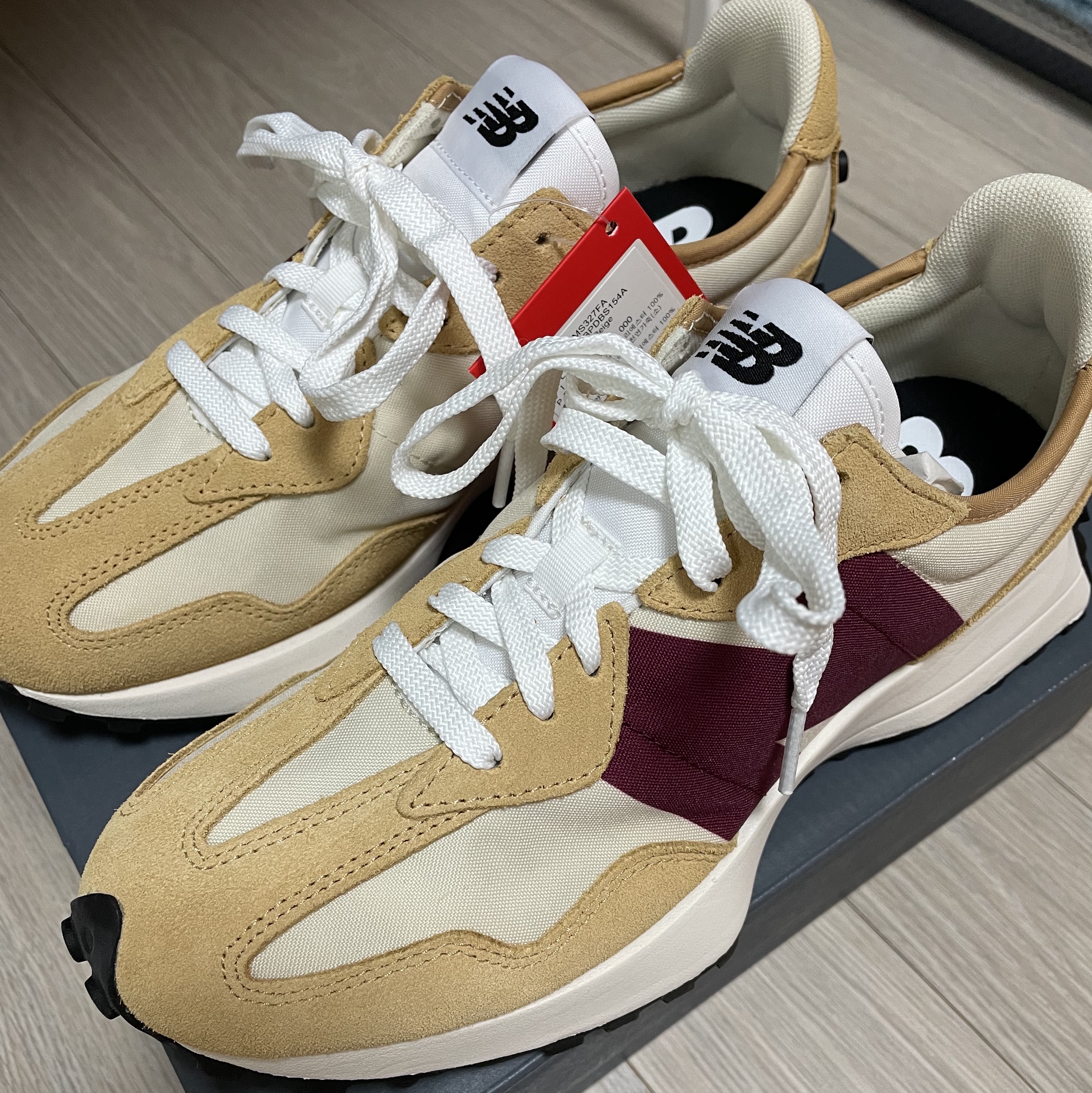 New Balance 327 Moonbeam Ghost Pepper 착용 스타일