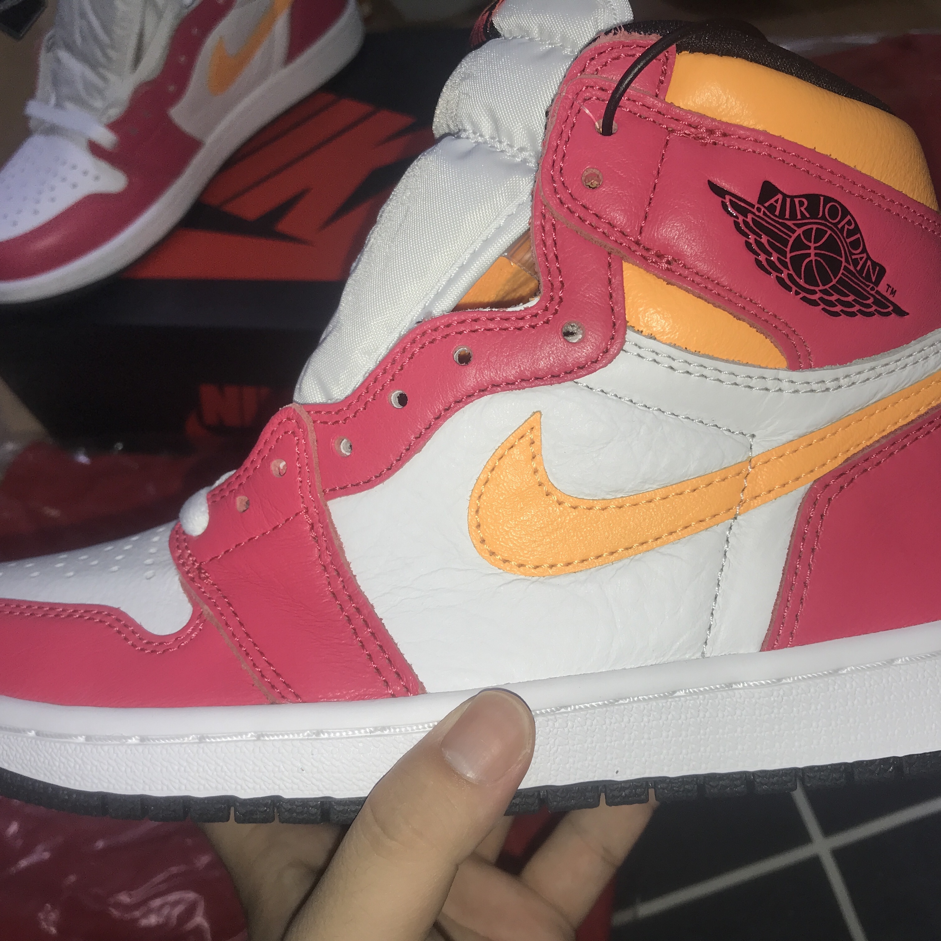 Jordan 1 Retro High OG Light Fusion Red 착용 스타일 - 2