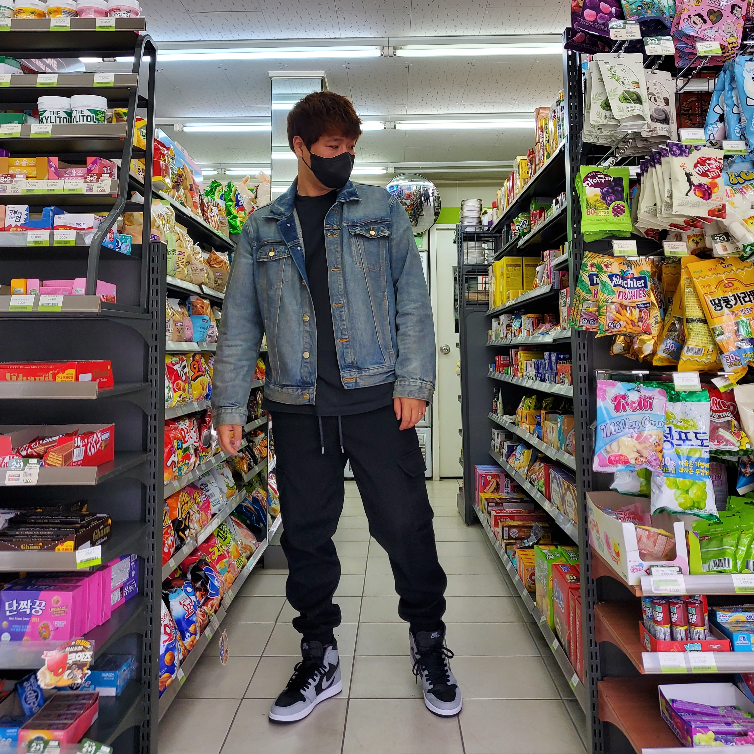 Essentials Denim Trucker Jacket Distressed Indigo - 20FW, Palace P3 Team T-Shirt Black - 20FW 착용 스타일 - 1