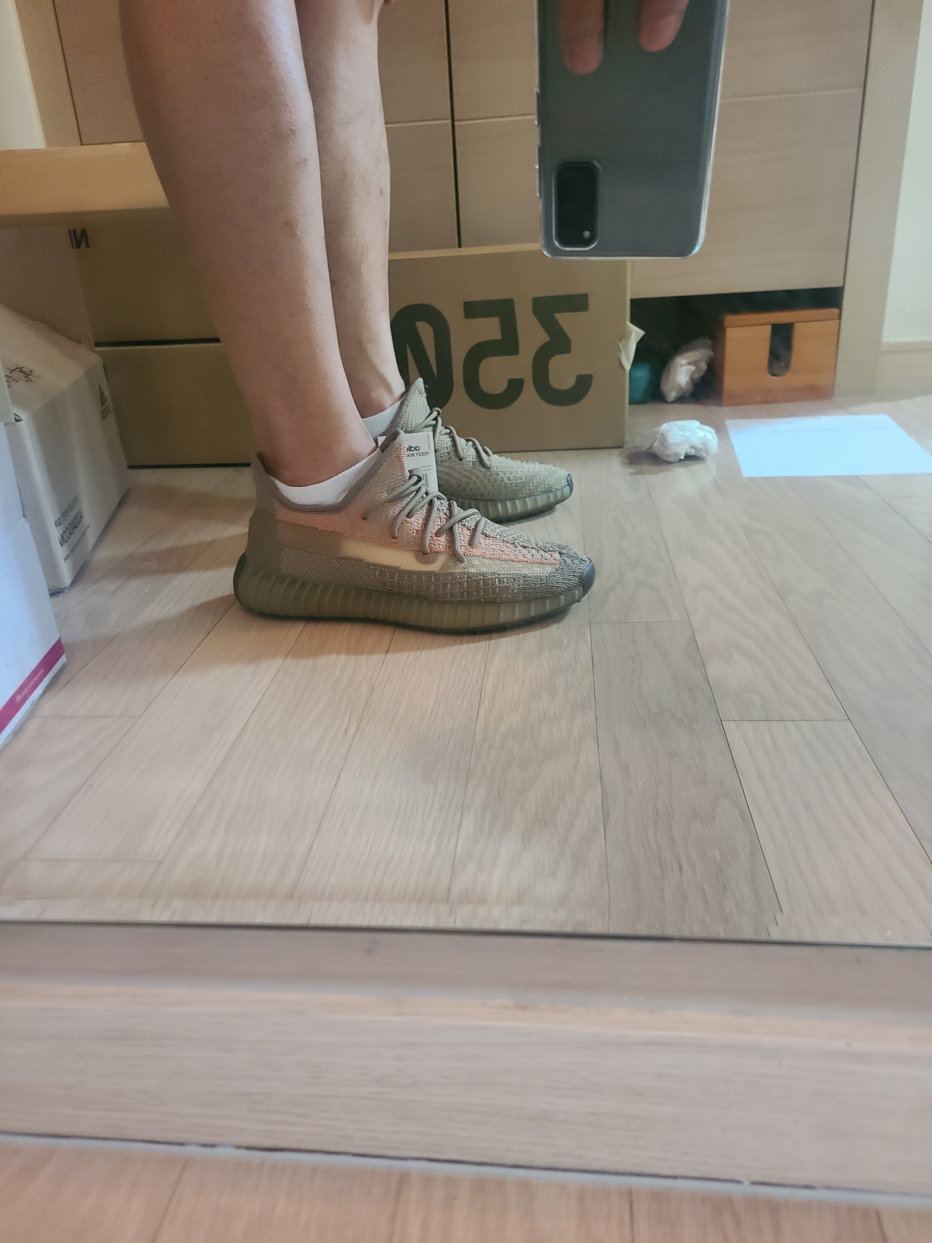 Adidas Yeezy Boost 350 V2 Sand Taupe 착용 스타일