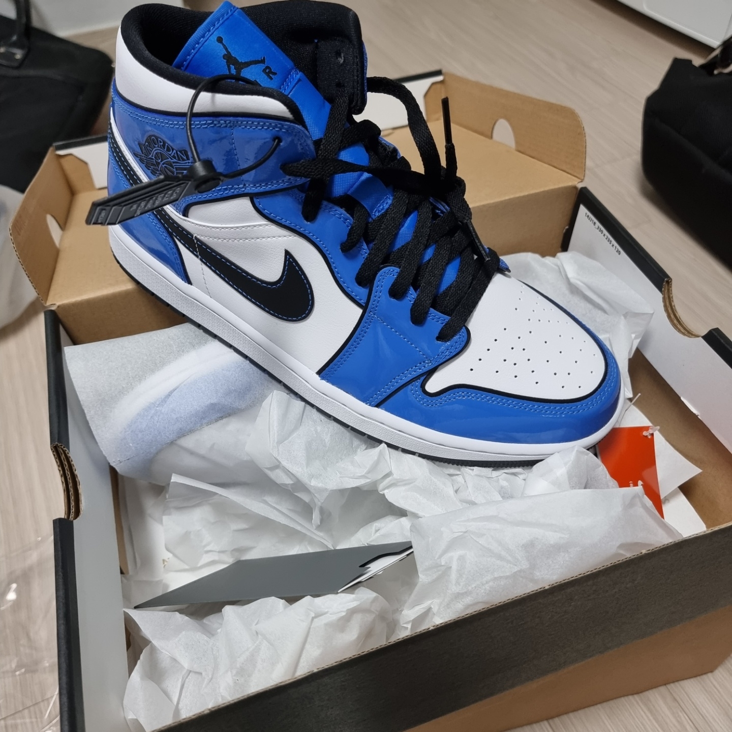 Jordan 1 Mid SE Signal Blue 착용 스타일 - 2