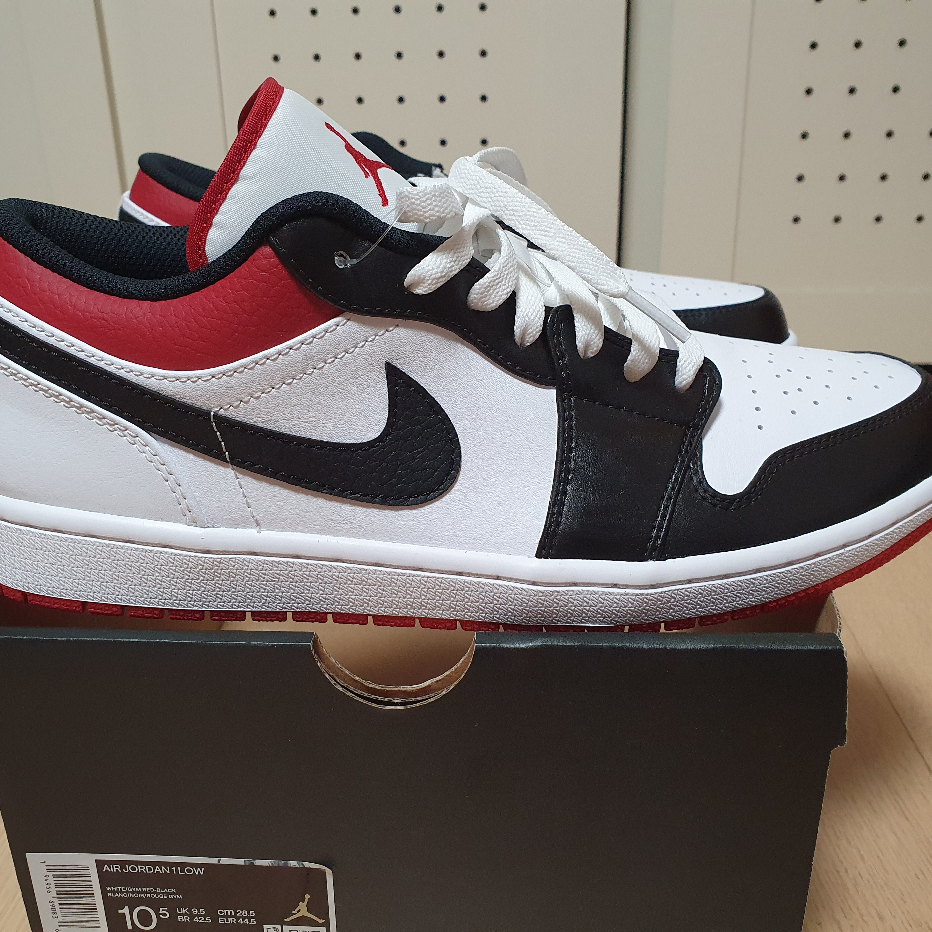 Jordan 1 Low White Red Black 착용 스타일 - 2