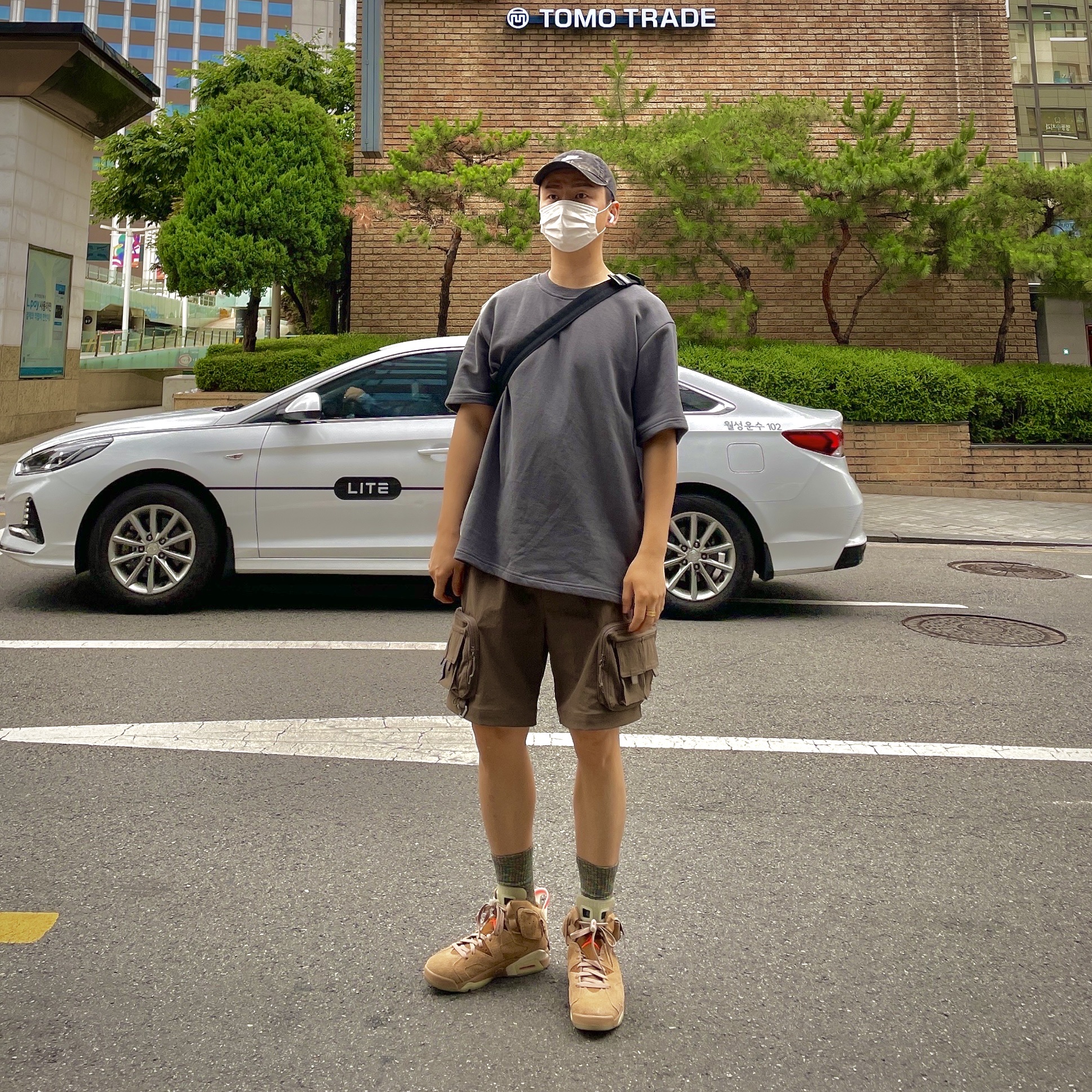 Jordan 6 x Travis Scott Retro SP British Khaki, Nike ACG Cargo Shorts Ironstone - Asia 착용 스타일