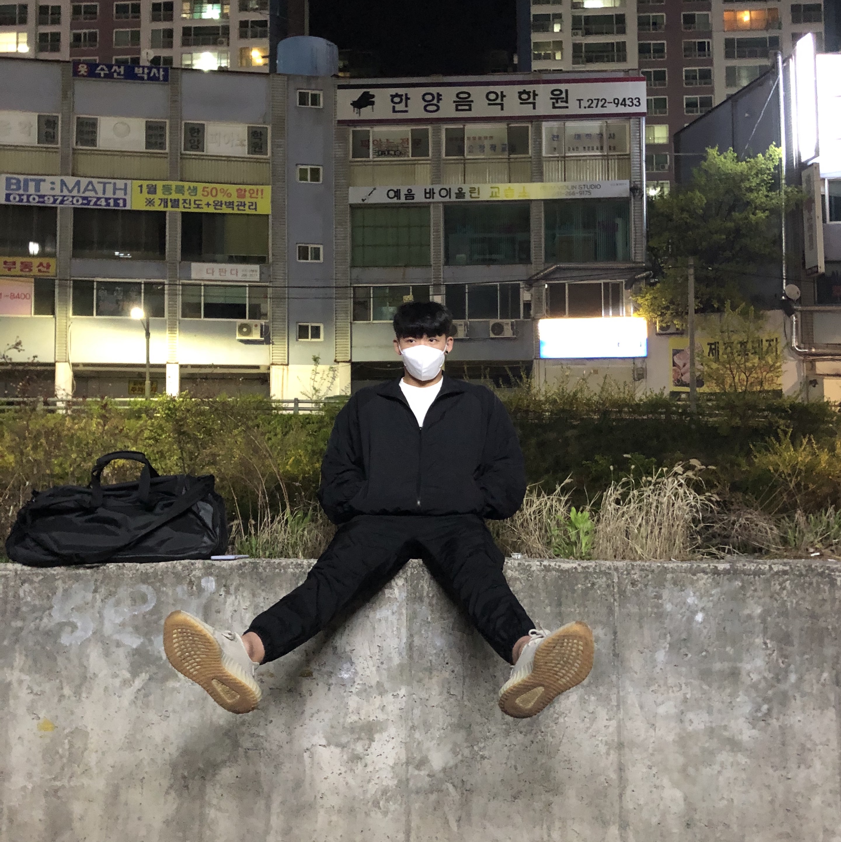 Adidas Yeezy Boost 350 V2 Sesame 2018 착용 스타일 - 2