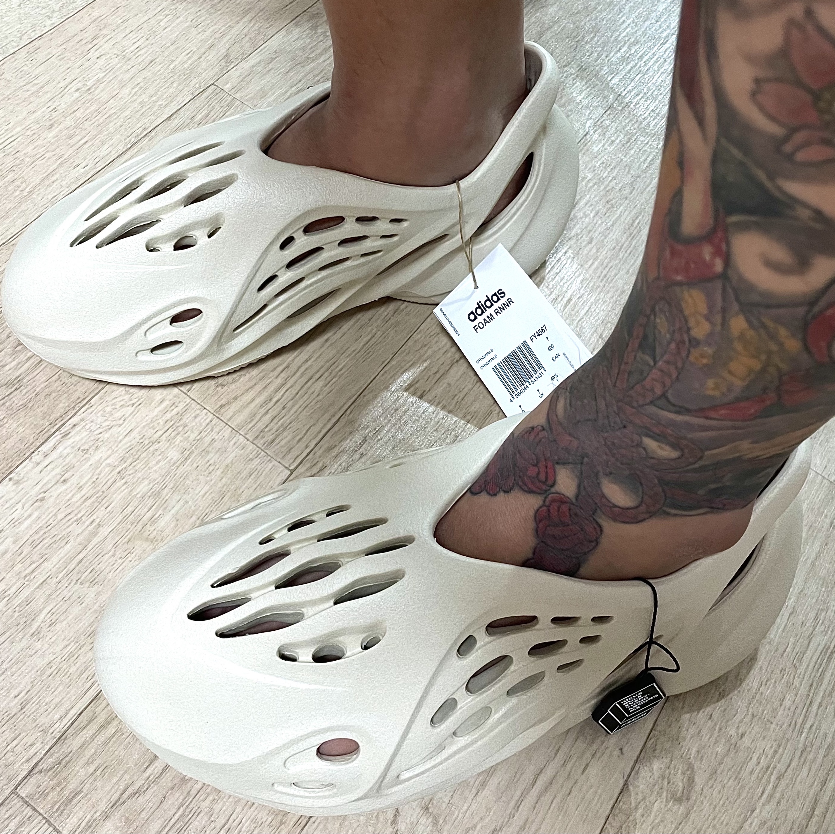 Adidas Yeezy Foam RNNR Sand 착용 스타일