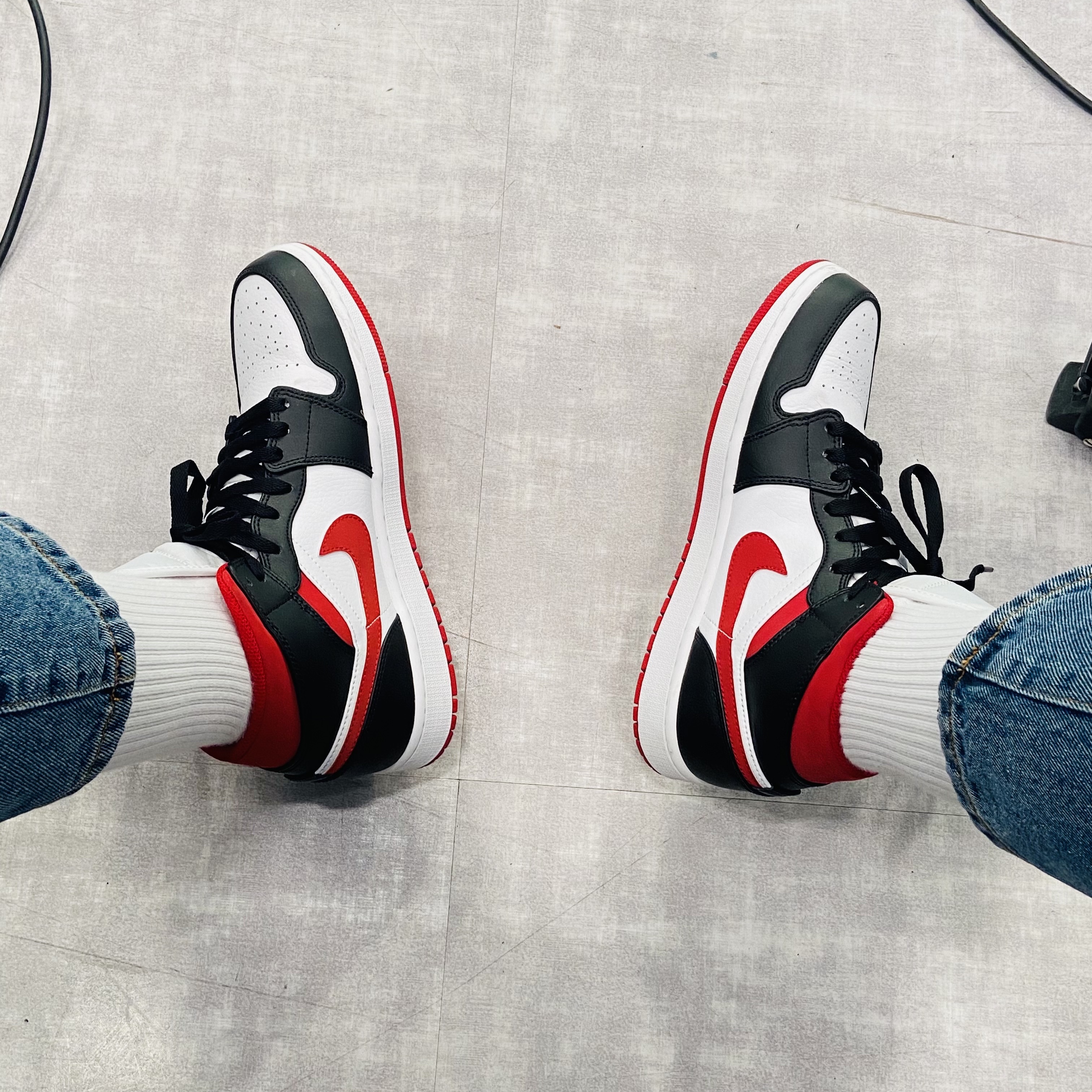 Jordan 1 Mid Gym Red Black White 착용 스타일