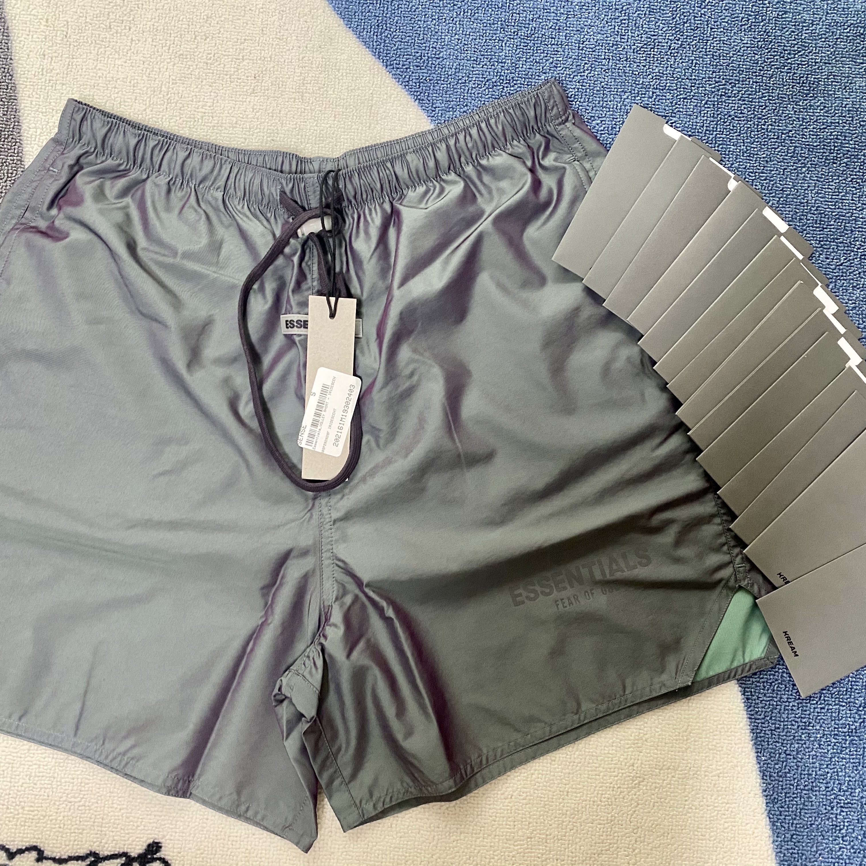 Essentials Volley Shorts Iridescent - 20SS 착용 스타일