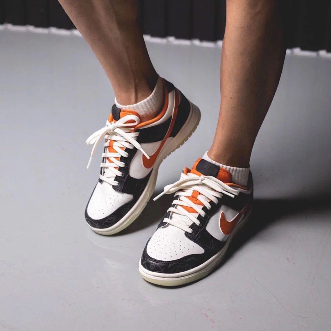 Nike Air Force 1 Low '07 Black Skeleton, Nike SB Dunk Low Pro Night of Mischief Halloween 착용 스타일 - 2
