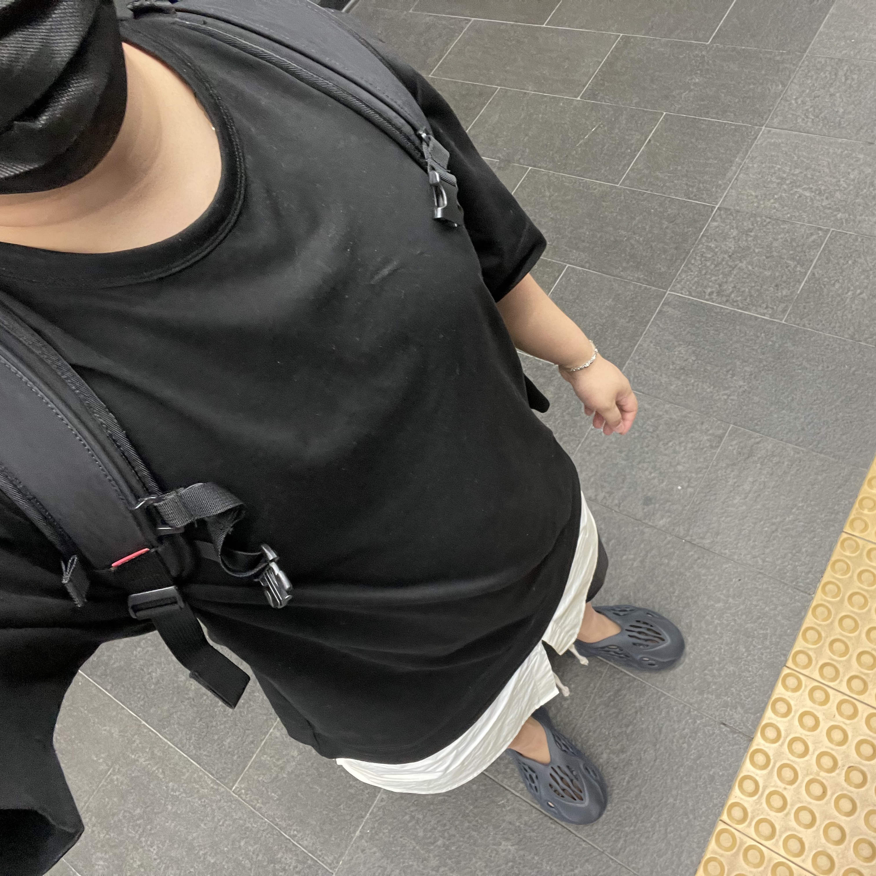 Supreme Backpack Black - 20FW, Adidas Yeezy Foam RNNR Mineral Blue 착용 스타일