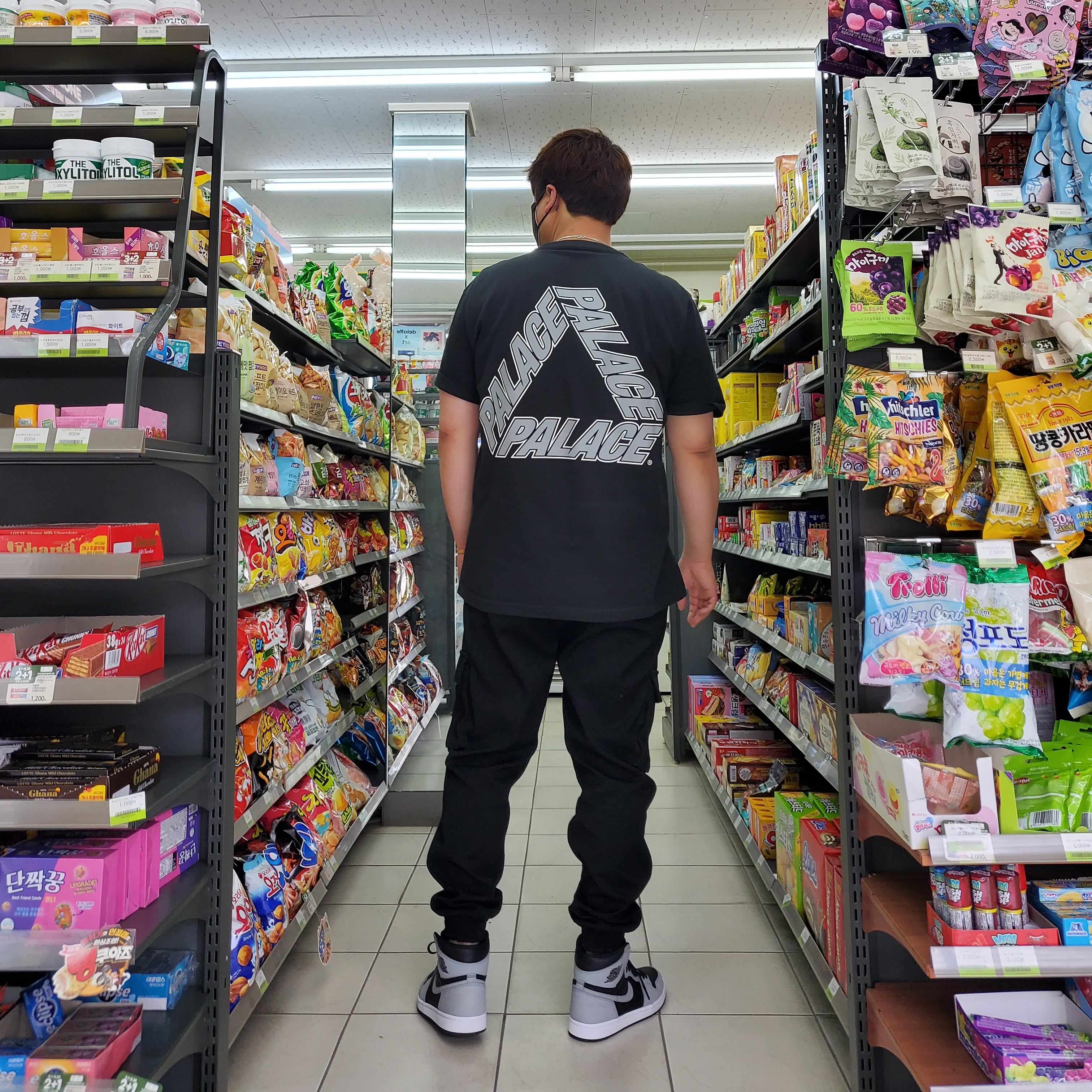 Essentials Denim Trucker Jacket Distressed Indigo - 20FW, Palace P3 Team T-Shirt Black - 20FW 착용 스타일 - 5