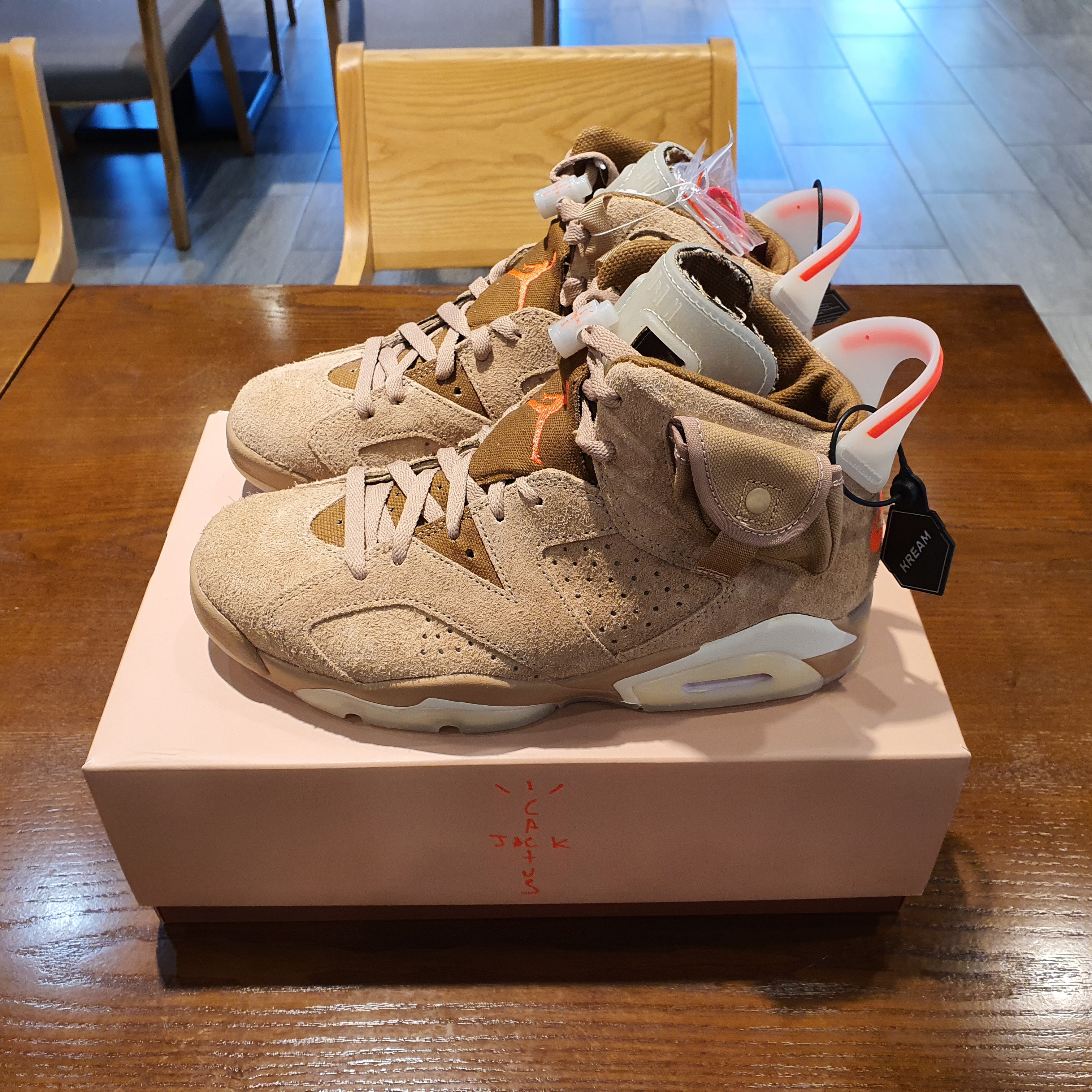 Jordan 6 x Travis Scott Retro SP British Khaki 착용 스타일