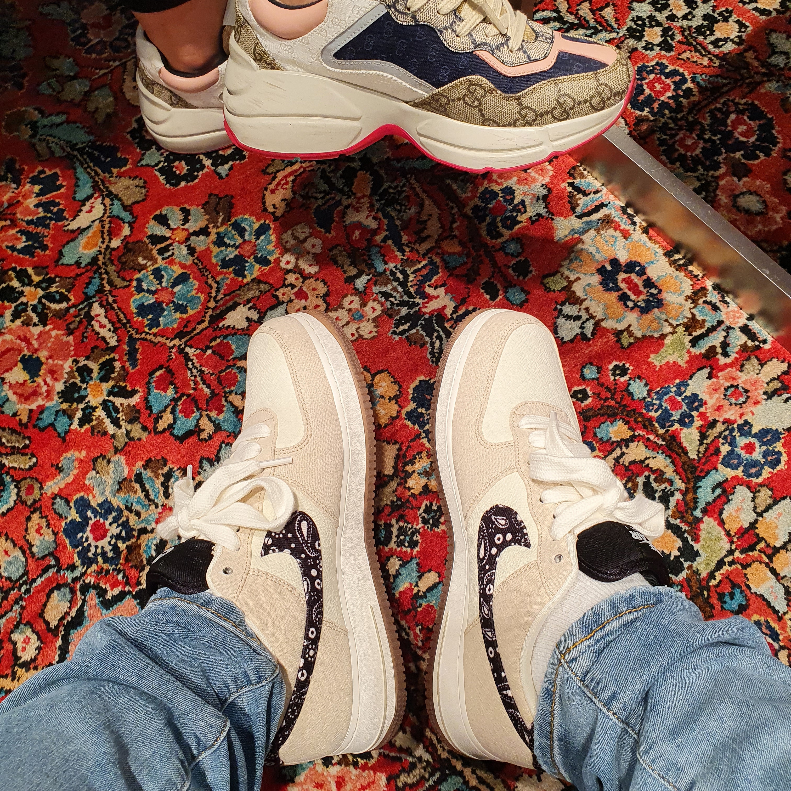 Nike Air Force 1 '07 LV8 Paisley Swoosh, Gucci GG Rhyton Beige Sneakers Ebony Blue 착용 스타일