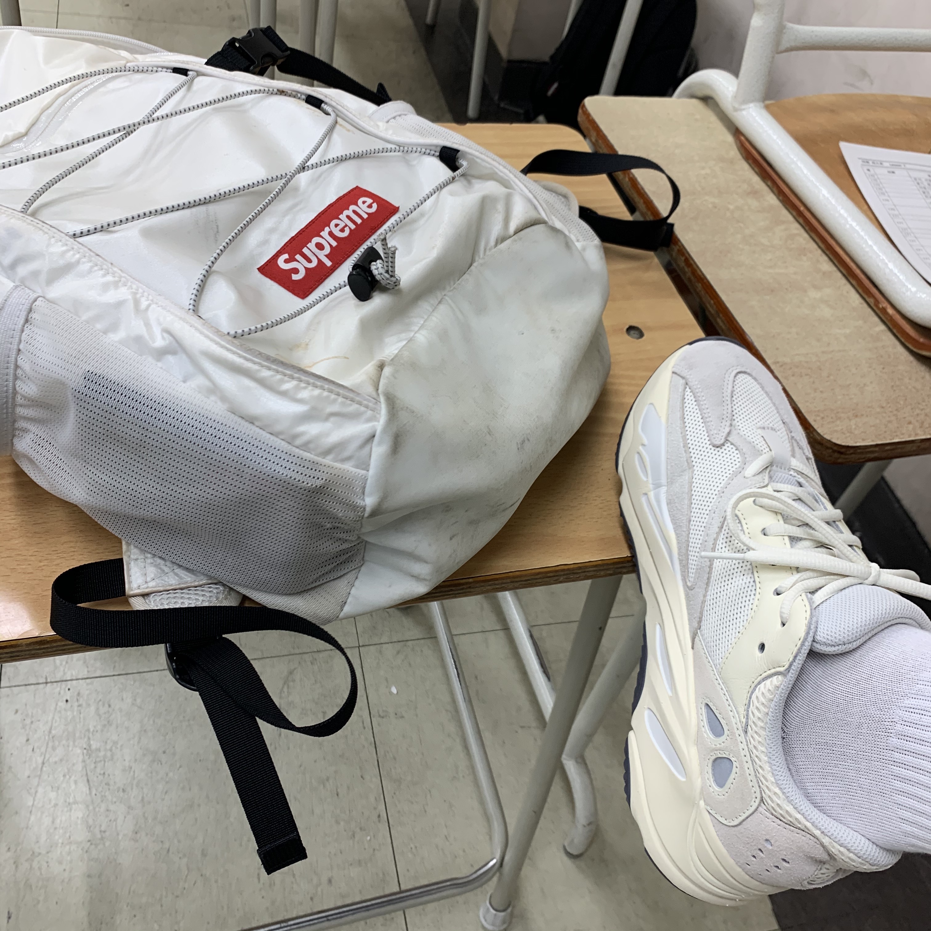 Supreme Backpack Red - 17FW, Adidas Yeezy Boost 700 Analog 2019 착용 스타일