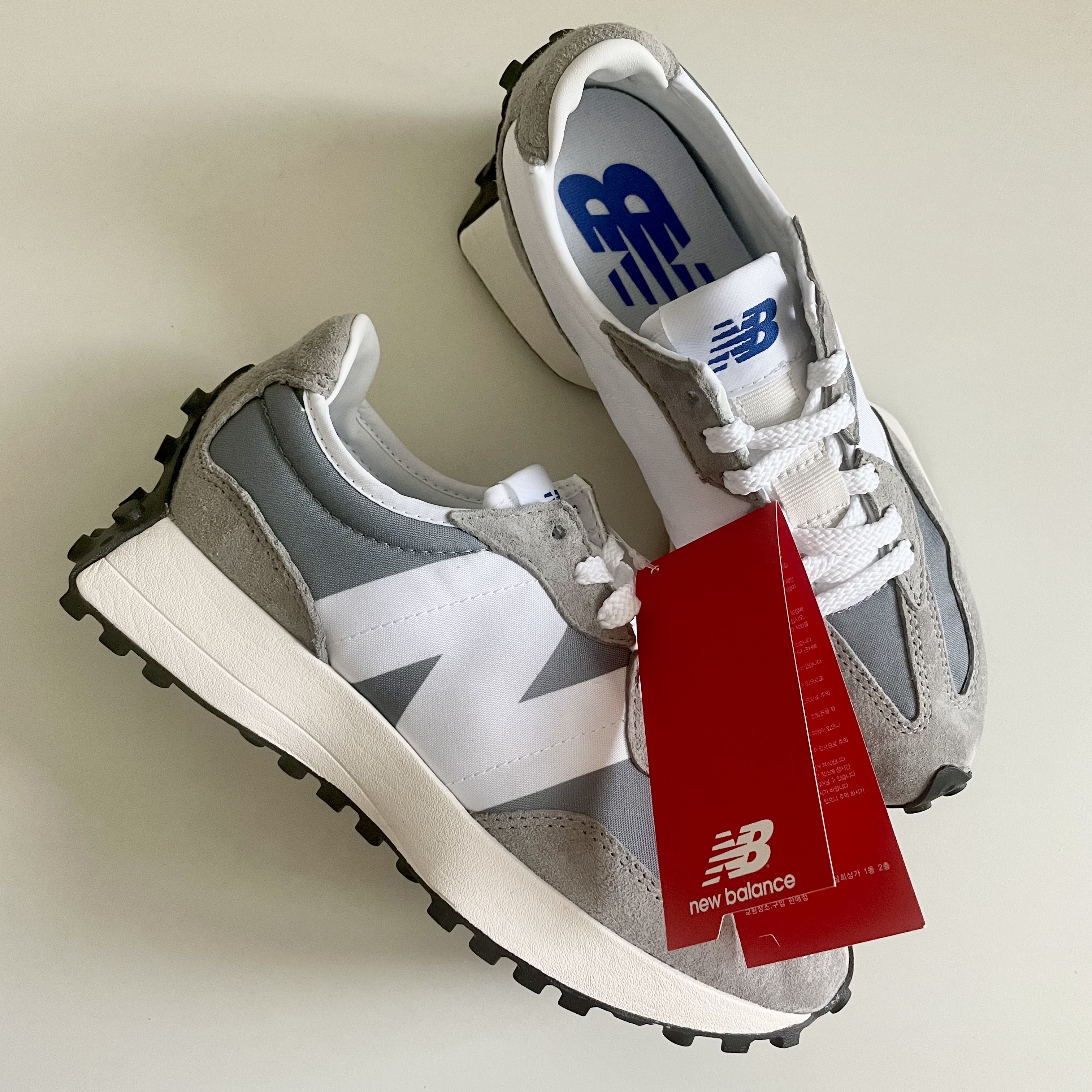 New Balance 327 Grey 착용 스타일