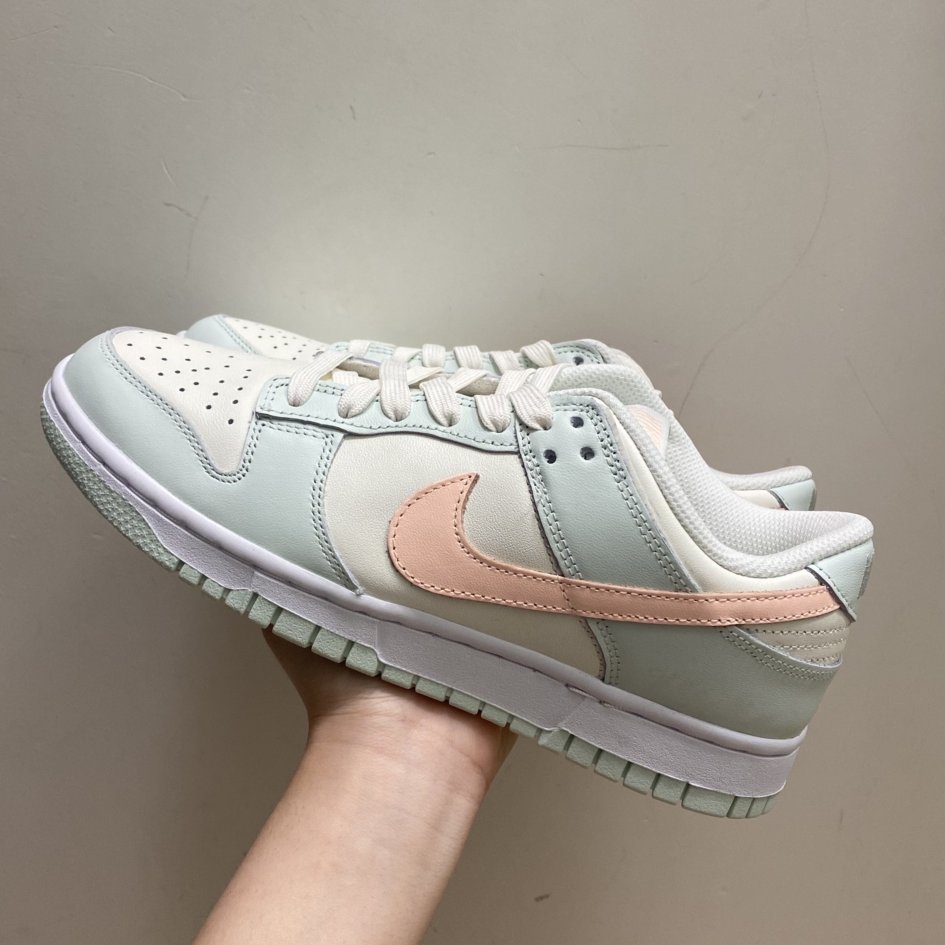 (W) Nike Dunk Low Barely Green 착용 스타일 - 2