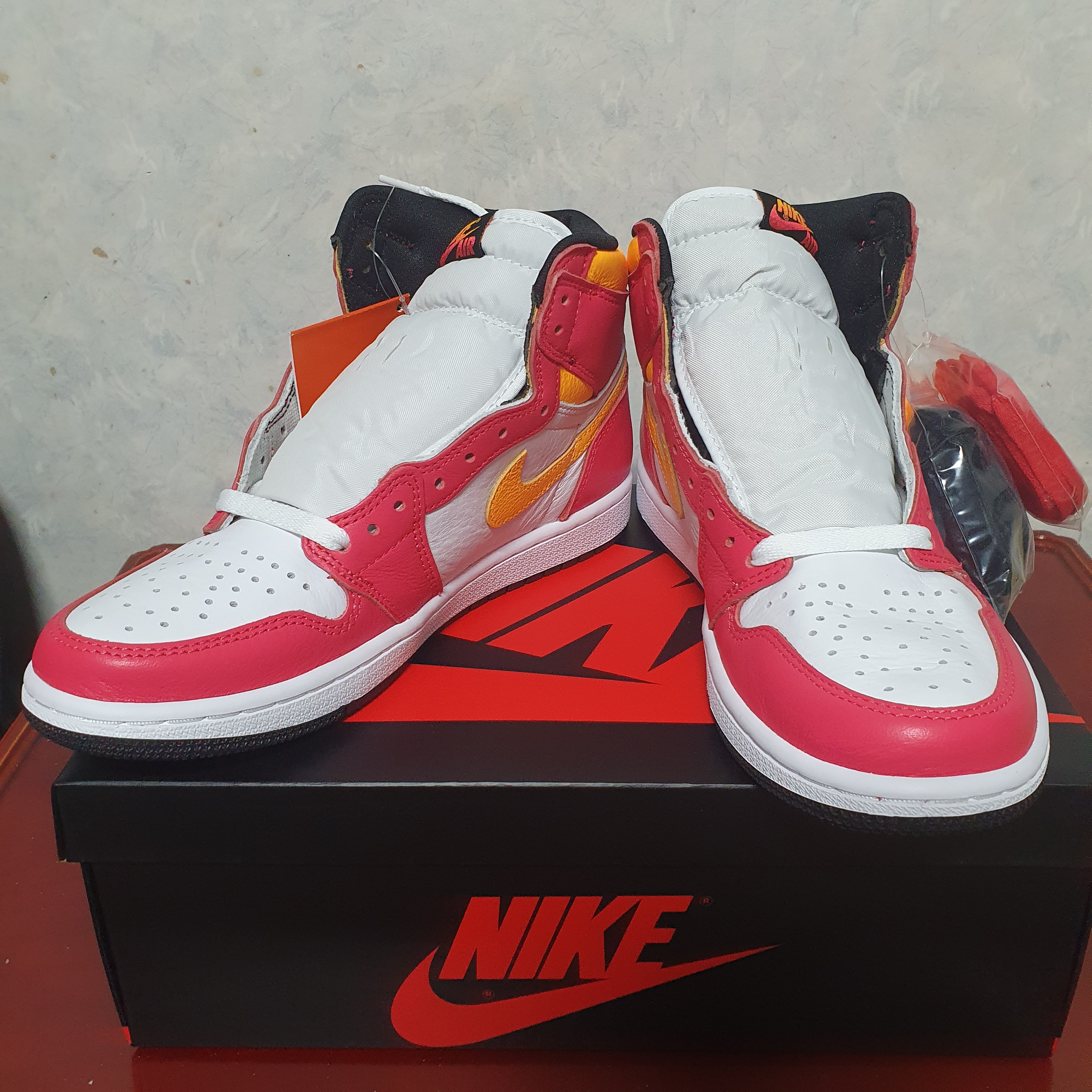 Jordan 1 Retro High OG Light Fusion Red 착용 스타일 - 1