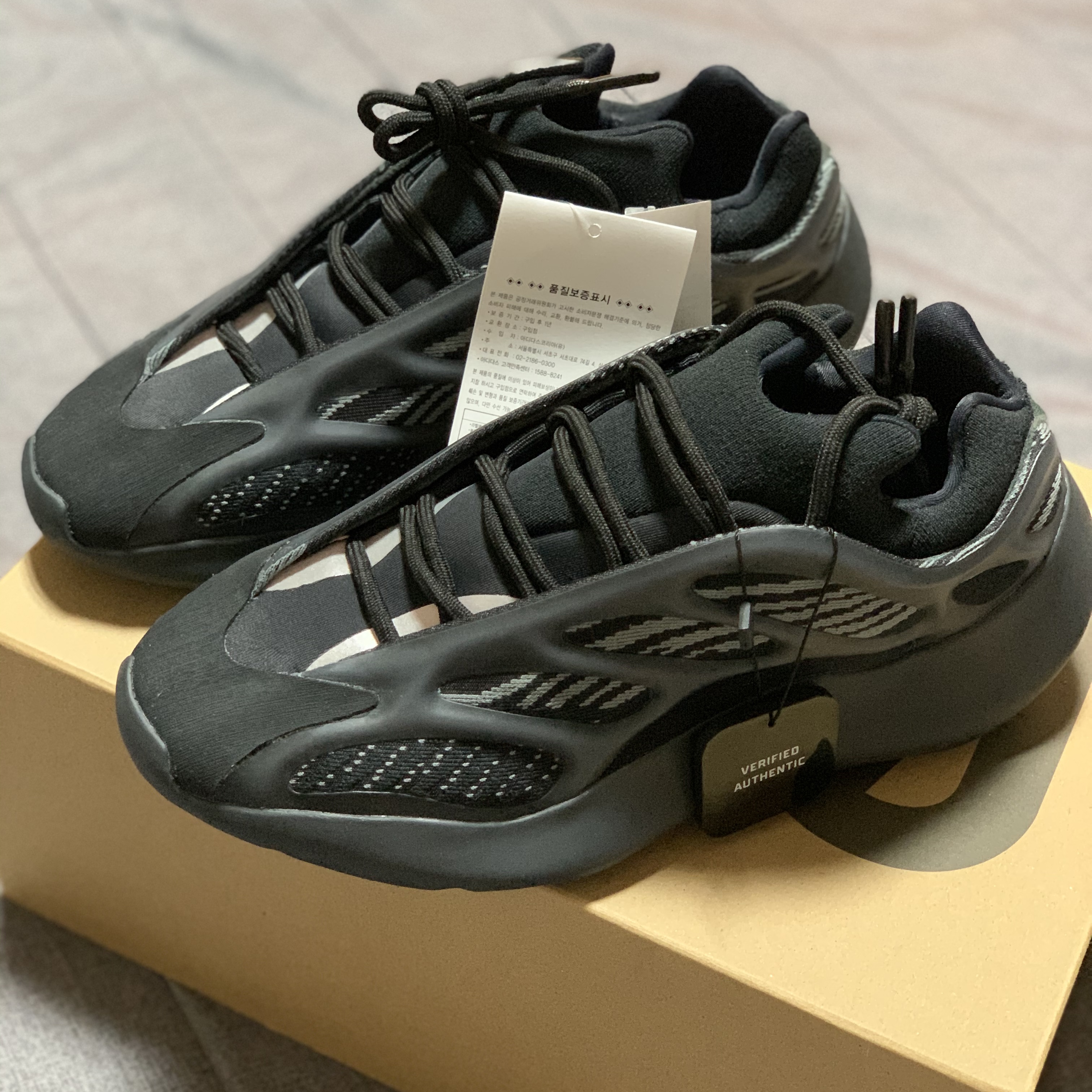 Adidas Yeezy 700 V3 Alvah 착용 스타일 - 1