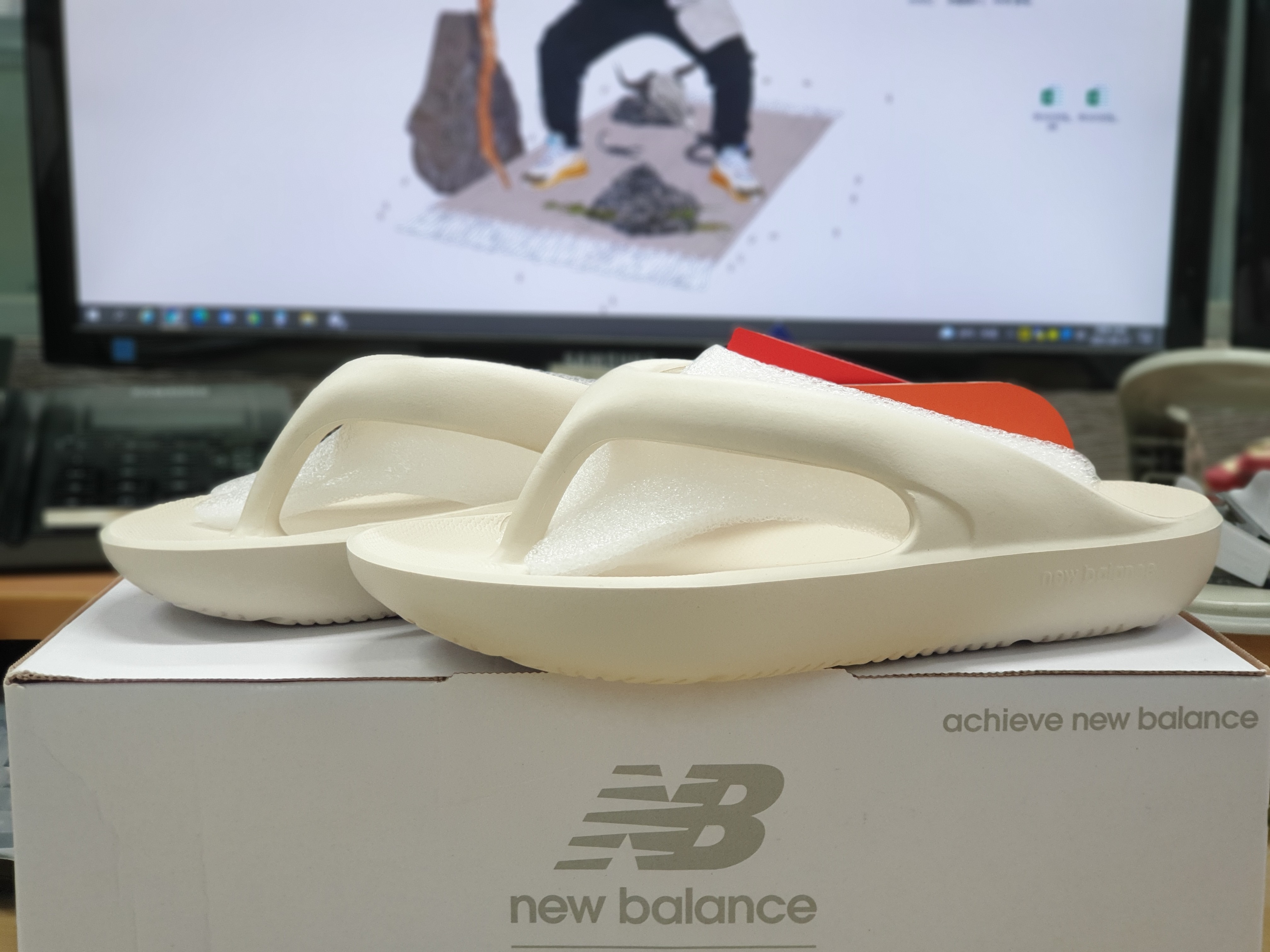 New Balance x Taw&Toe Flip Flop Ivory 착용 스타일