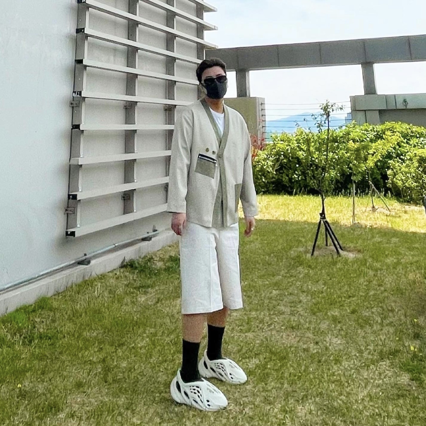 Adidas Yeezy Foam RNNR Sand 착용 스타일