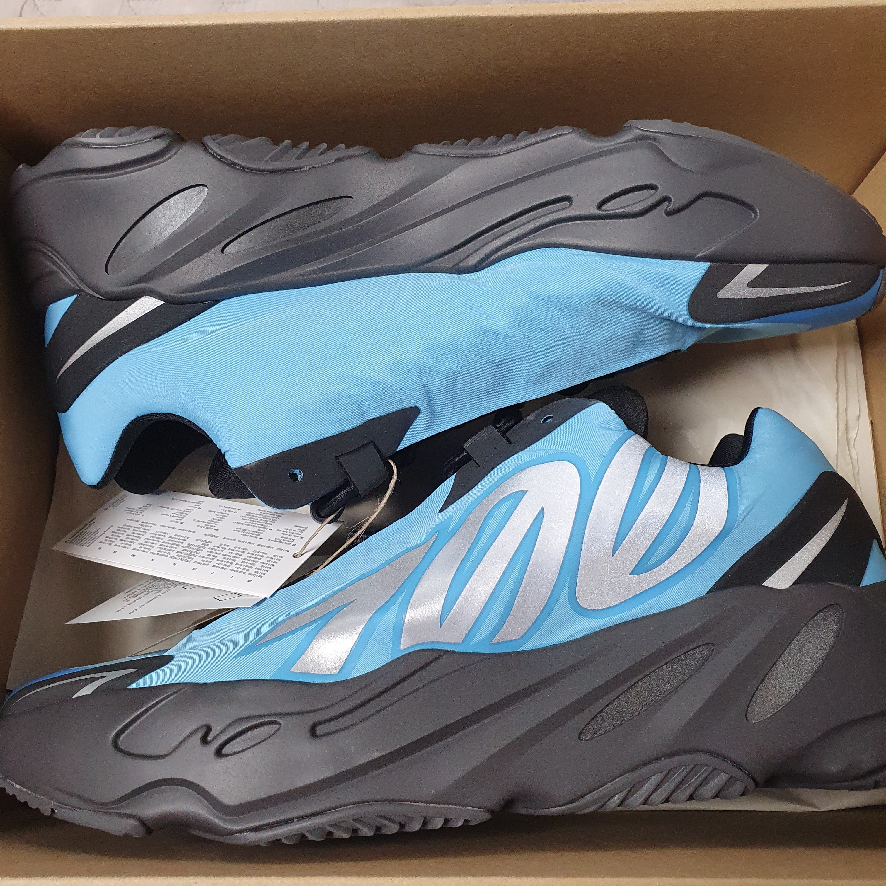 Adidas Yeezy Boost 700 MNVN Bright Cyan 착용 스타일 - 2