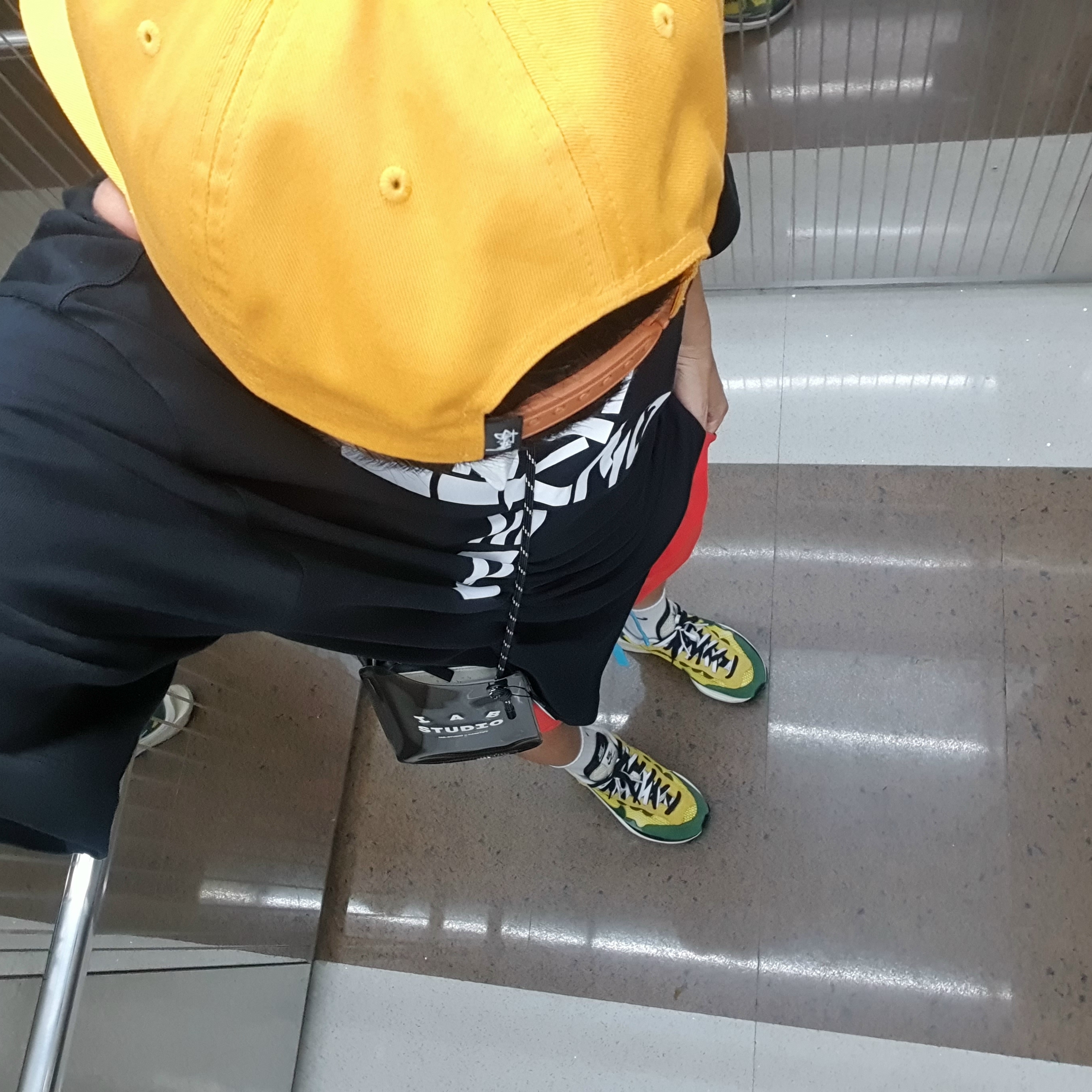 Nike x Sacai VaporWaffle Tour Yellow & Gorge Green Sail, IAB Studio x Casetify Logo Sling Bag Jet Black 착용 스타일