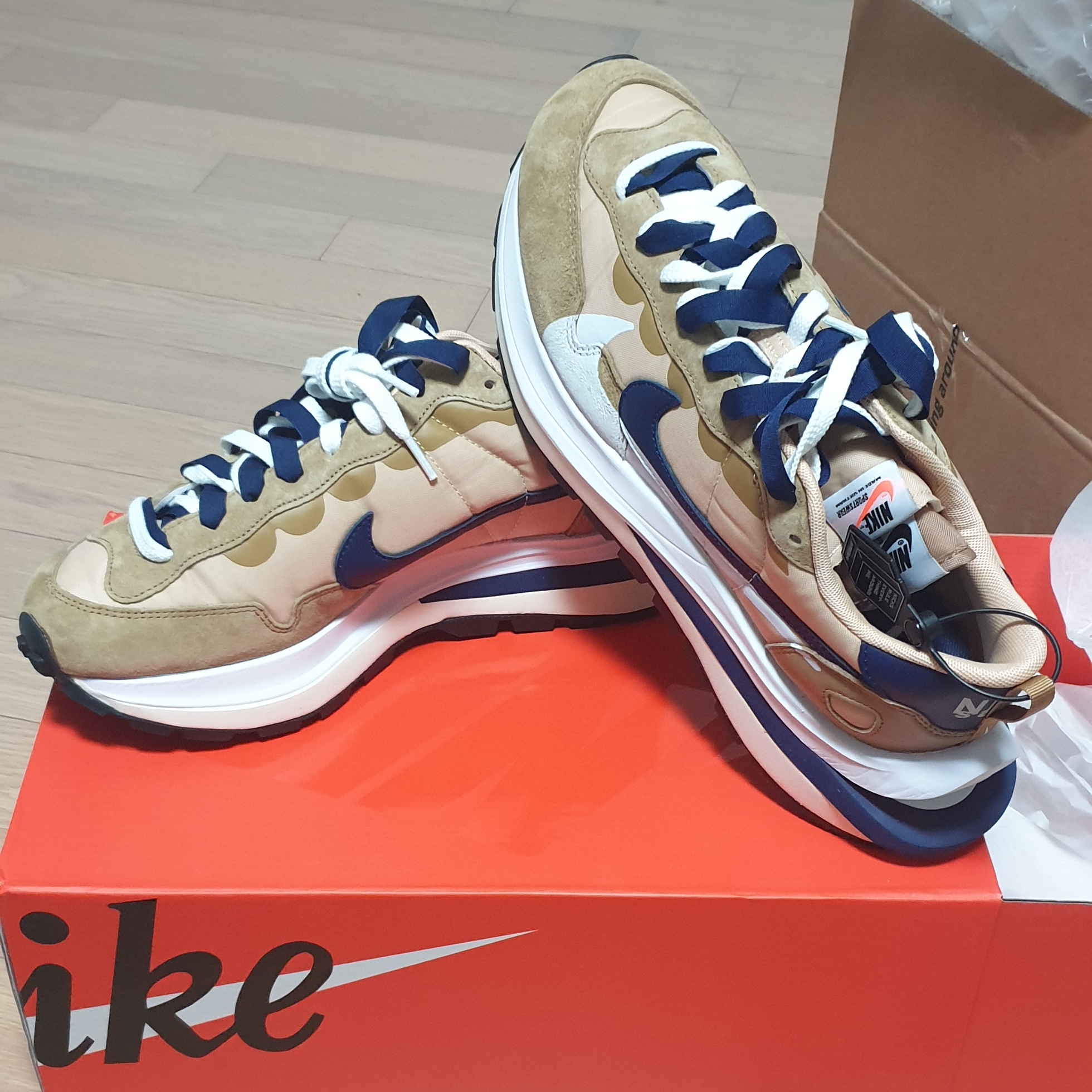 Nike x Sacai VaporWaffle Sesame and Blue Void 착용 스타일