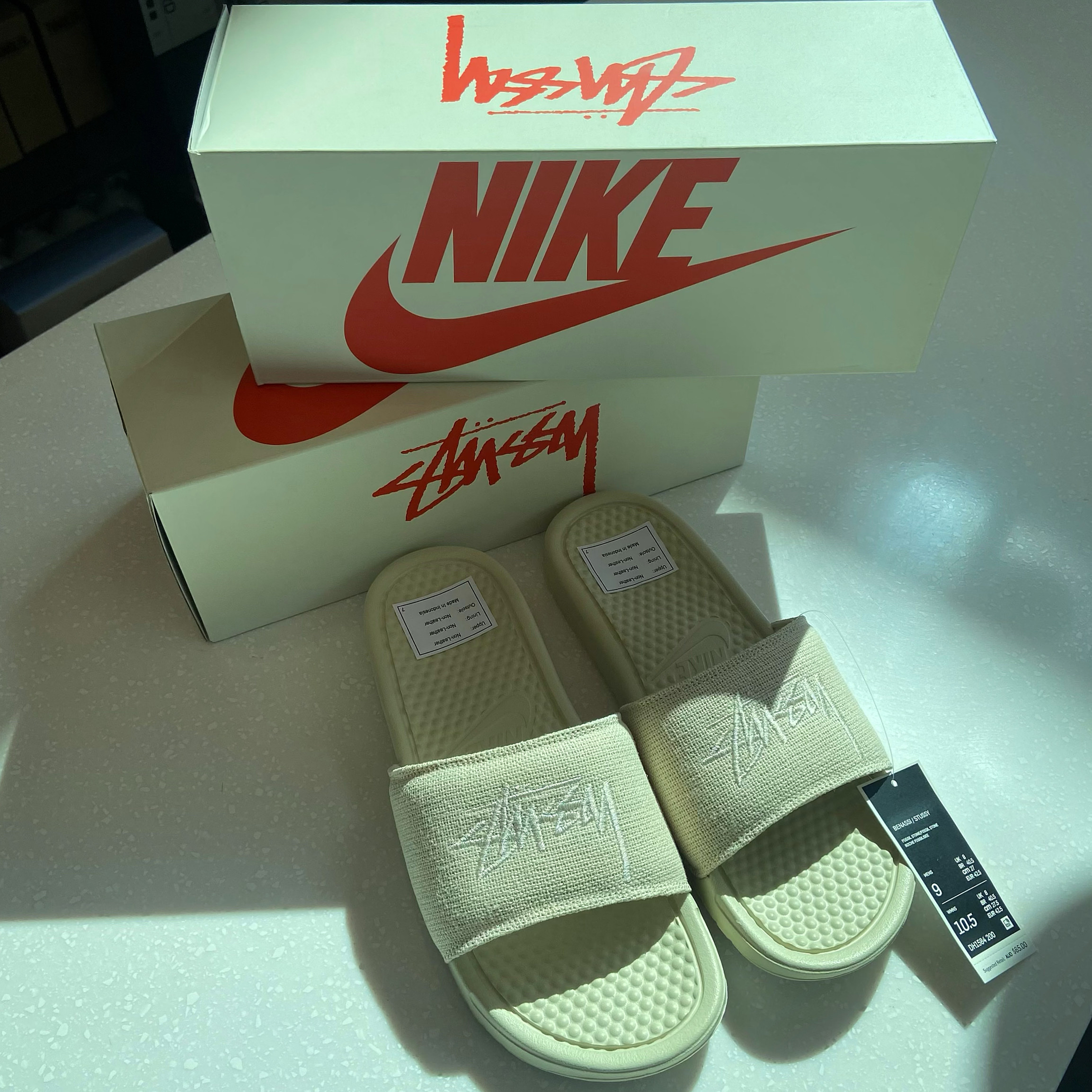 Nike x Stussy Benassi Hemp Slide Fossil Stone 착용 스타일