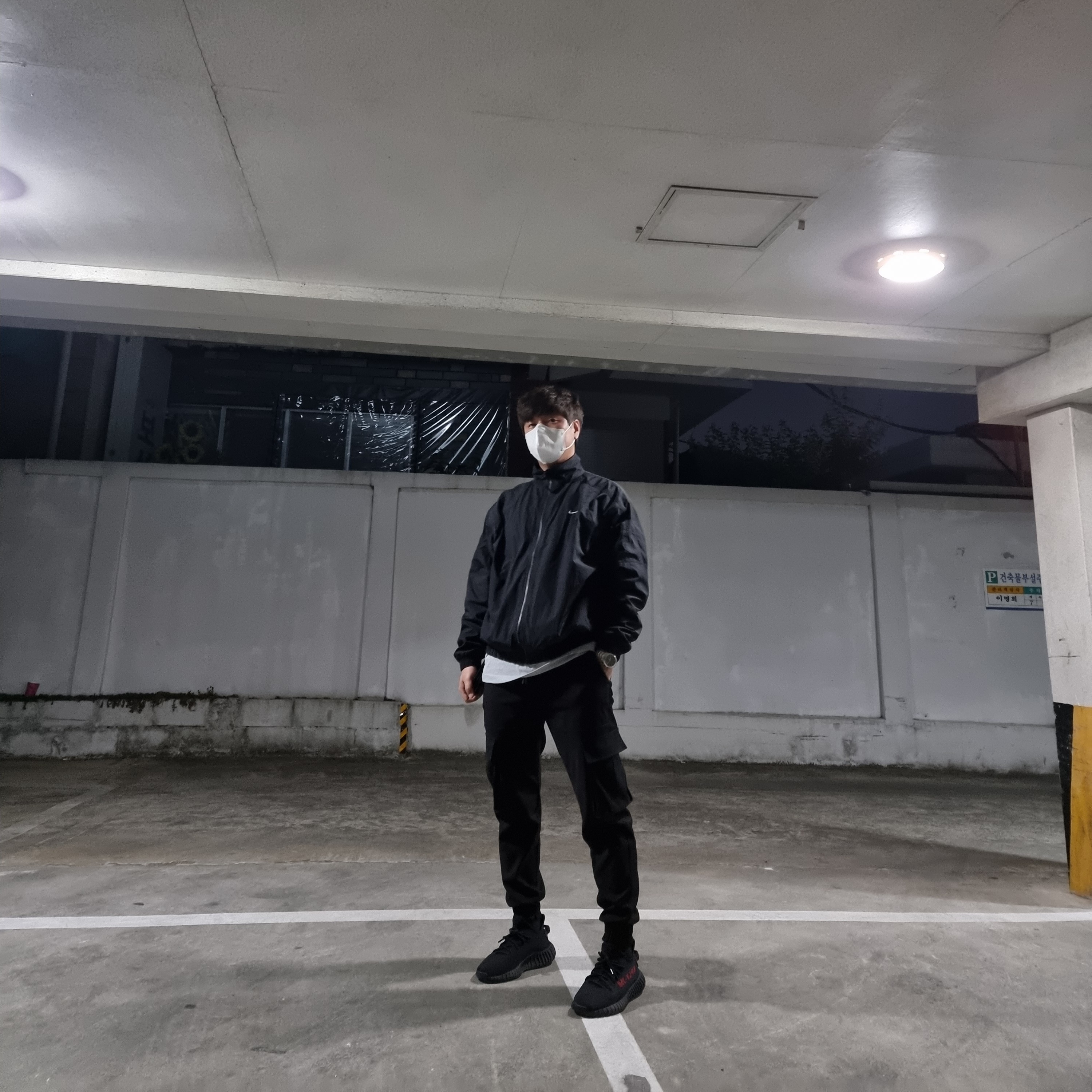 Adidas Yeezy Boost 350 V2 Black Red 2020, Nike M NRG Track Jacket Black 착용 스타일