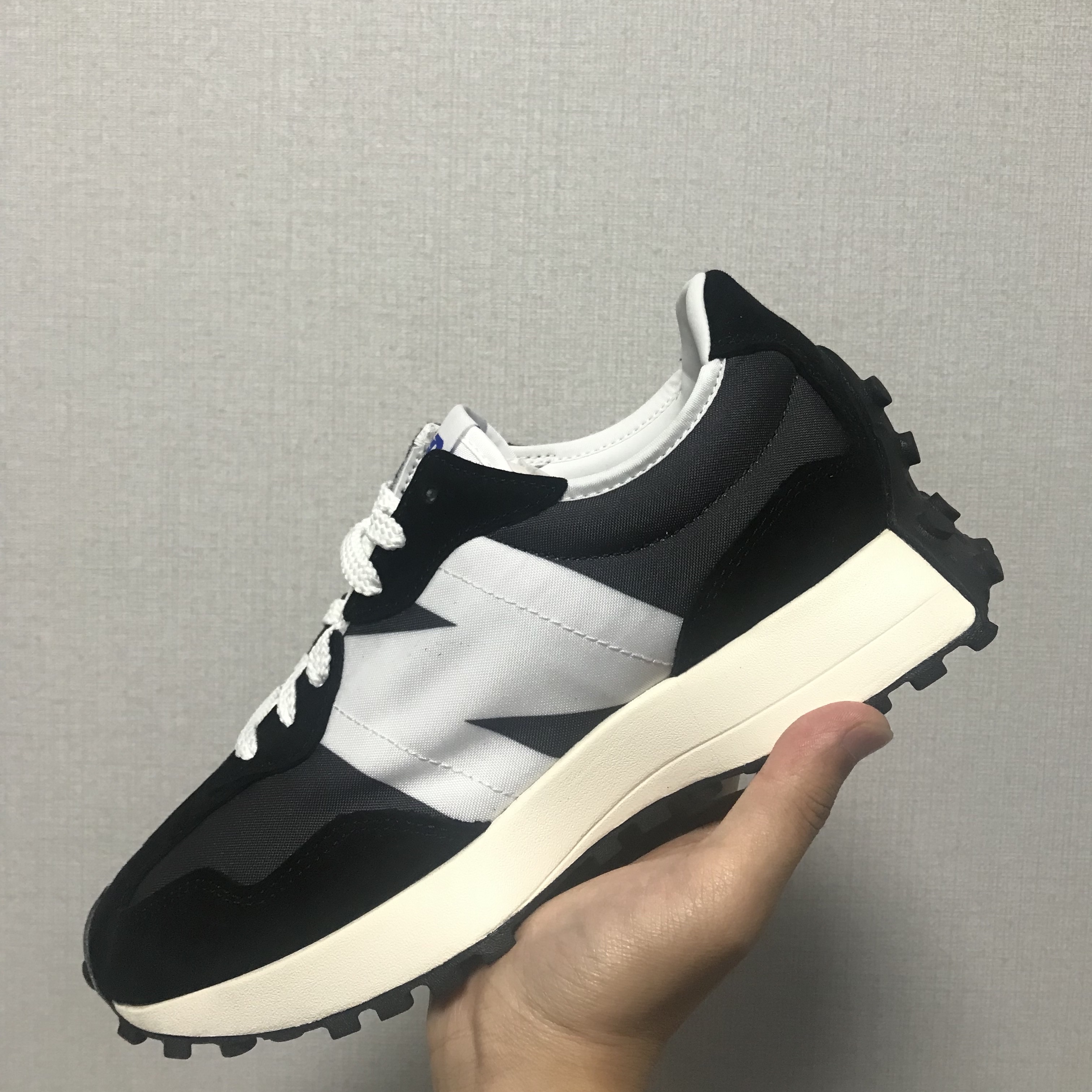 New Balance 327 Black White 착용 스타일