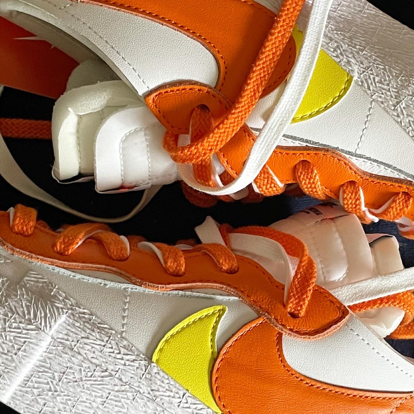 Nike x Sacai Blazer Low Magma Orange, IAB Studio x Asics T-Shirt Lime 착용 스타일 - 3