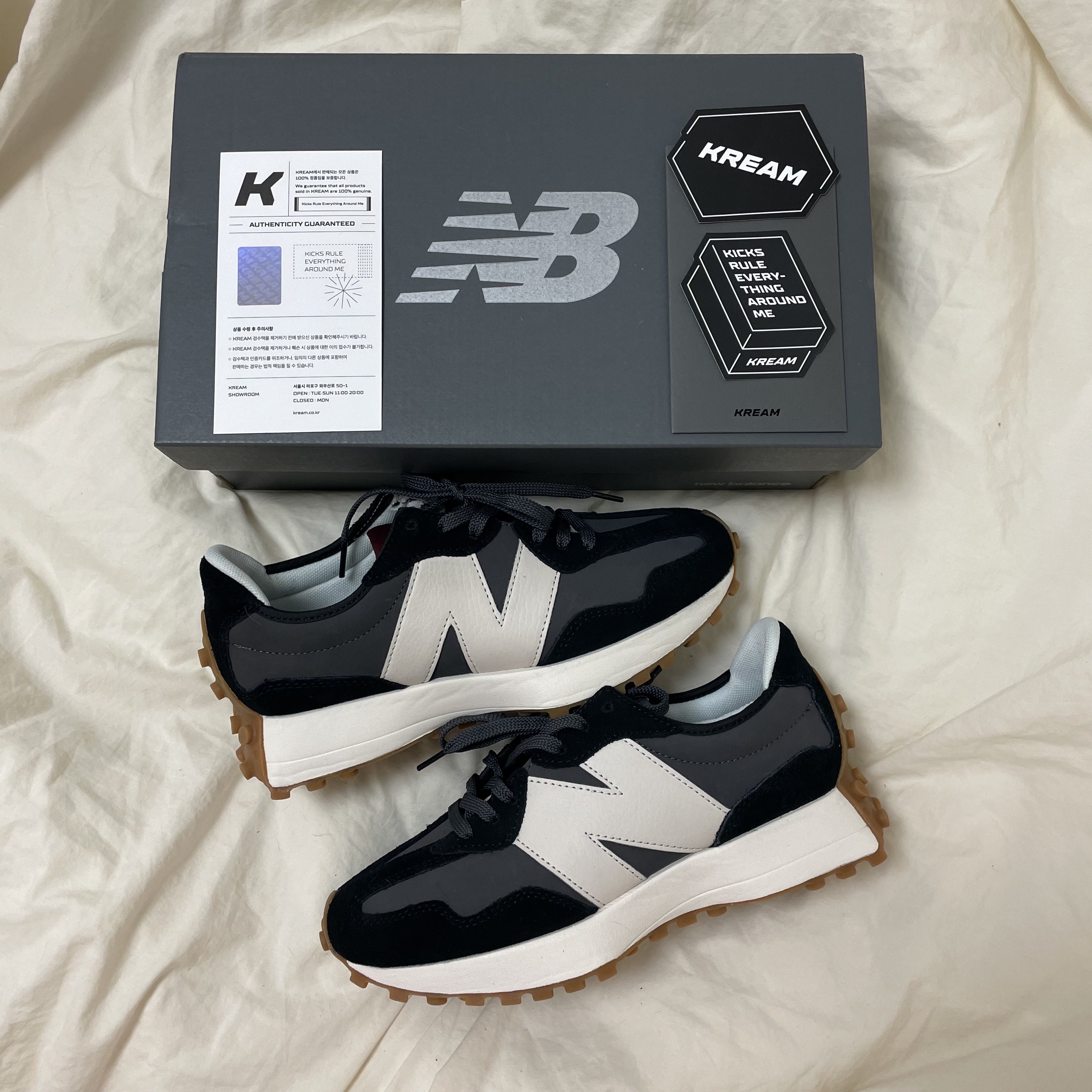 (W) New Balance 327 Black Moonbeam 착용 스타일