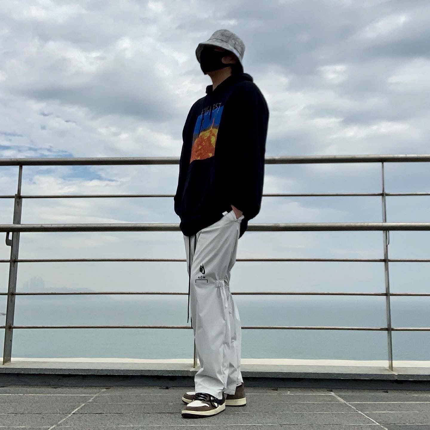 Jordan 1 x Travis Scott Retro High OG SP Mocha 착용 스타일 - 3