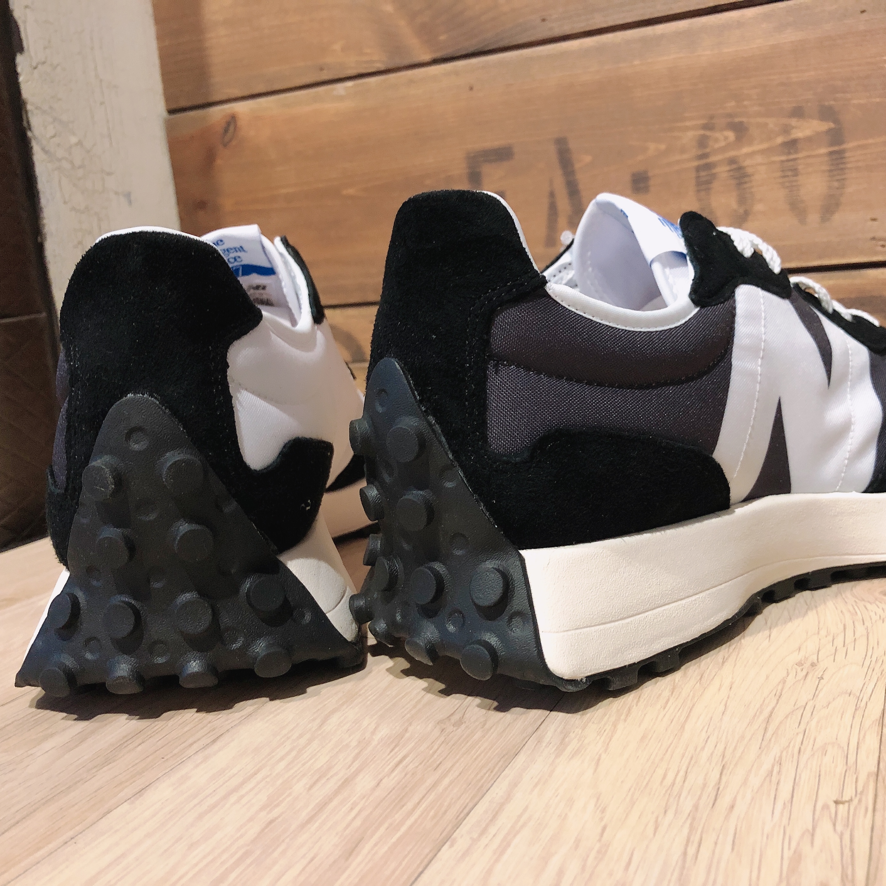 New Balance 327 Black White 착용 스타일 - 5
