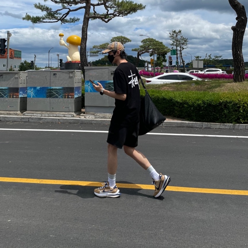 Nike x Sacai VaporWaffle Sesame and Blue Void 착용 스타일 - 1