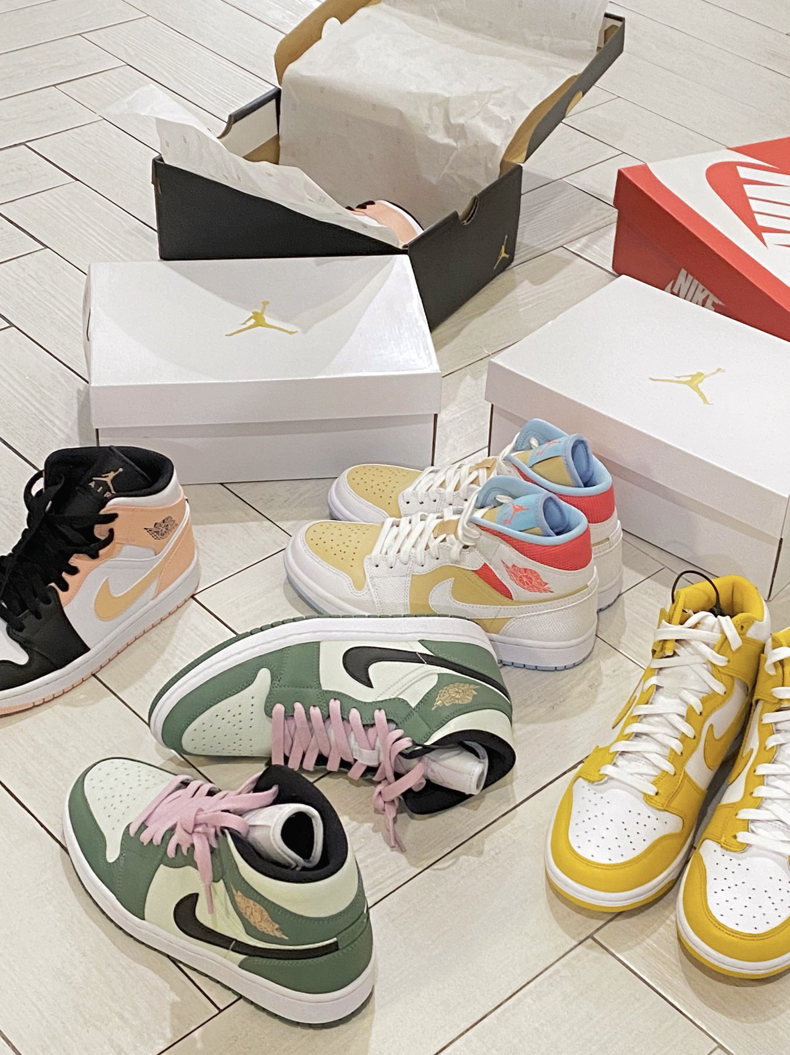 (W) Nike Dunk High Dark Sulfur, (W) Jordan 1 Mid SE Dutch Green 착용 스타일