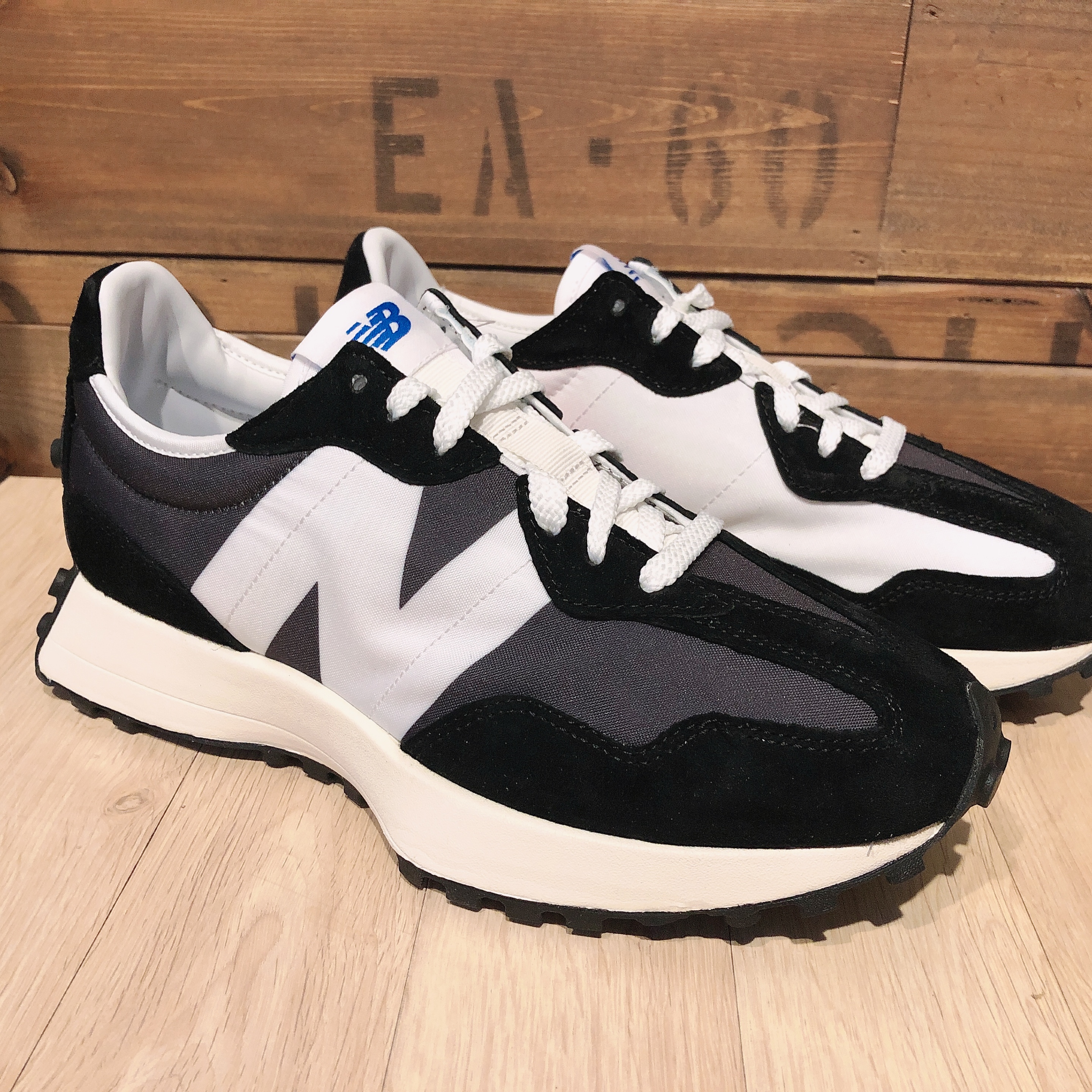 New Balance 327 Black White 착용 스타일 - 2