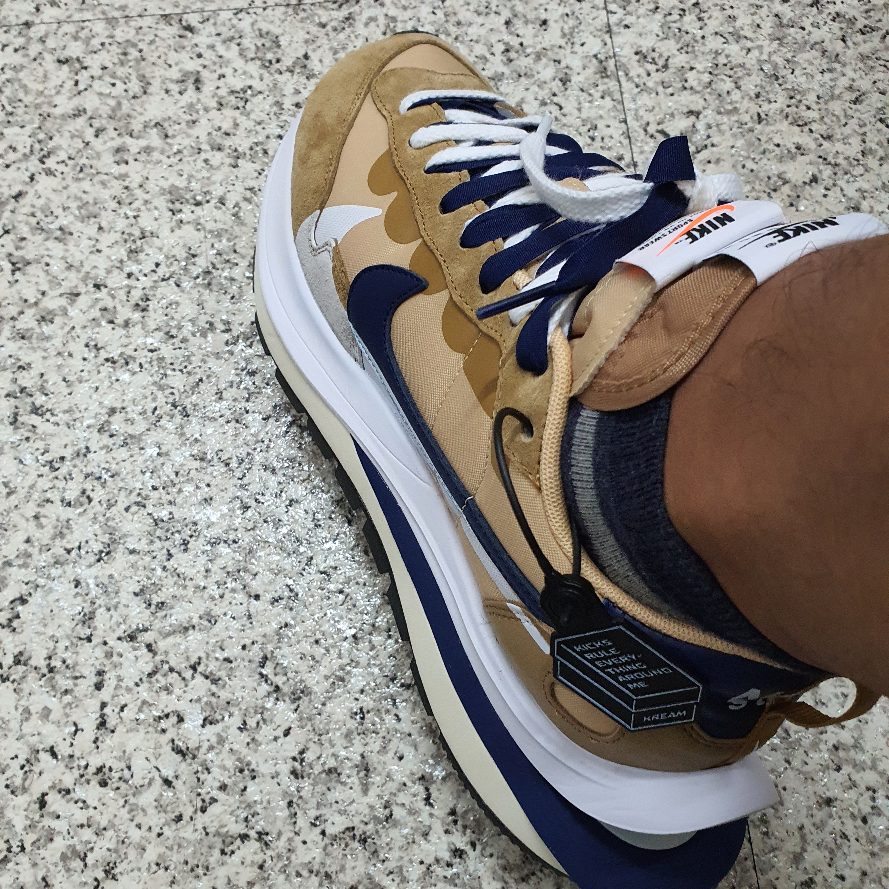 Nike x Sacai VaporWaffle Sesame and Blue Void 착용 스타일 - 2