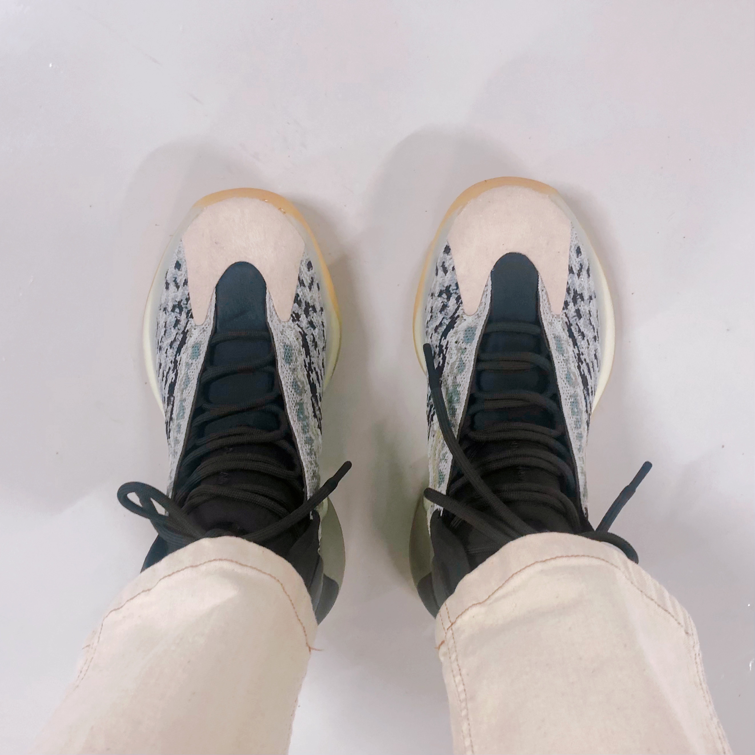 Adidas Yeezy QNTM Sea Teal 착용 스타일