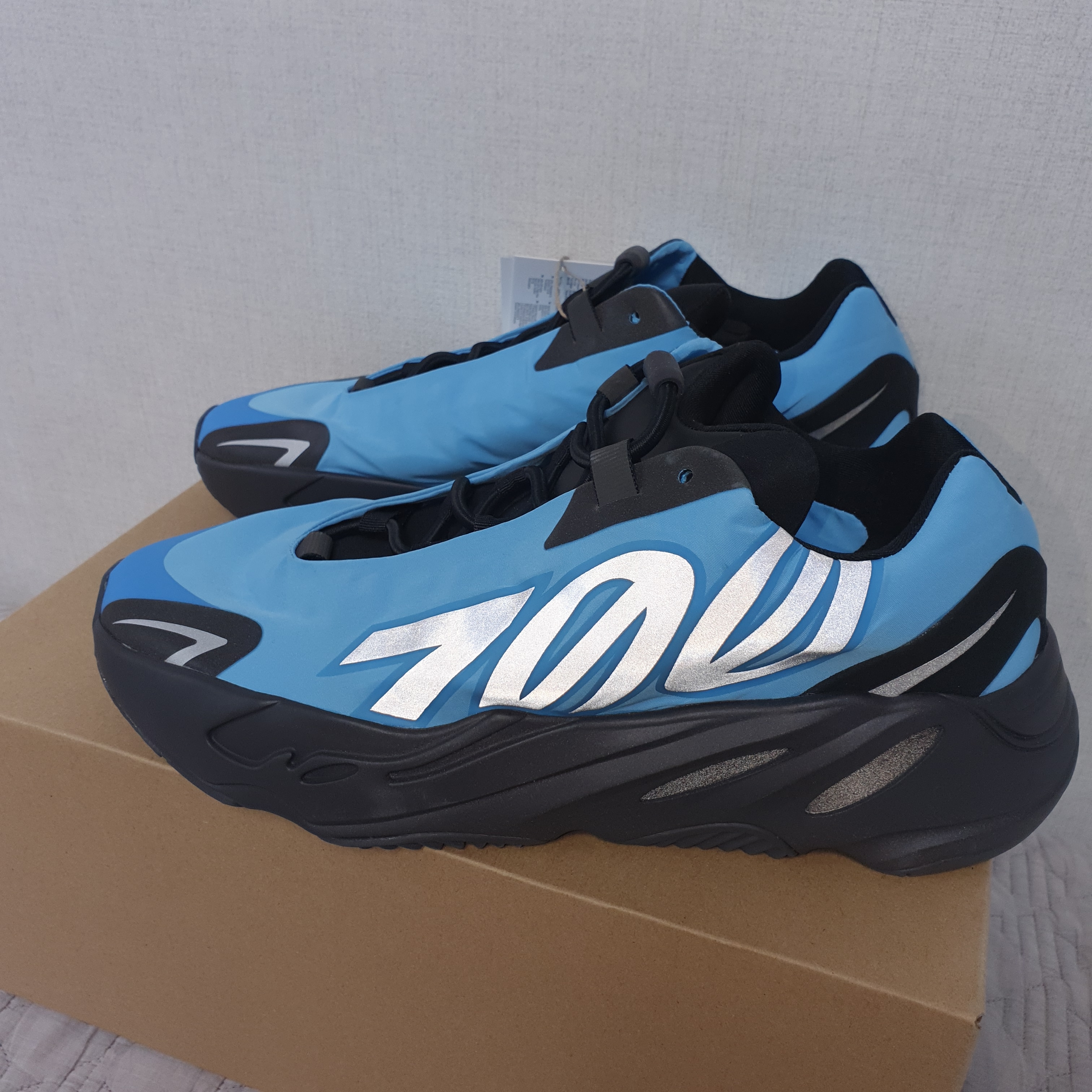 Adidas Yeezy Boost 700 MNVN Bright Cyan 착용 스타일 - 1