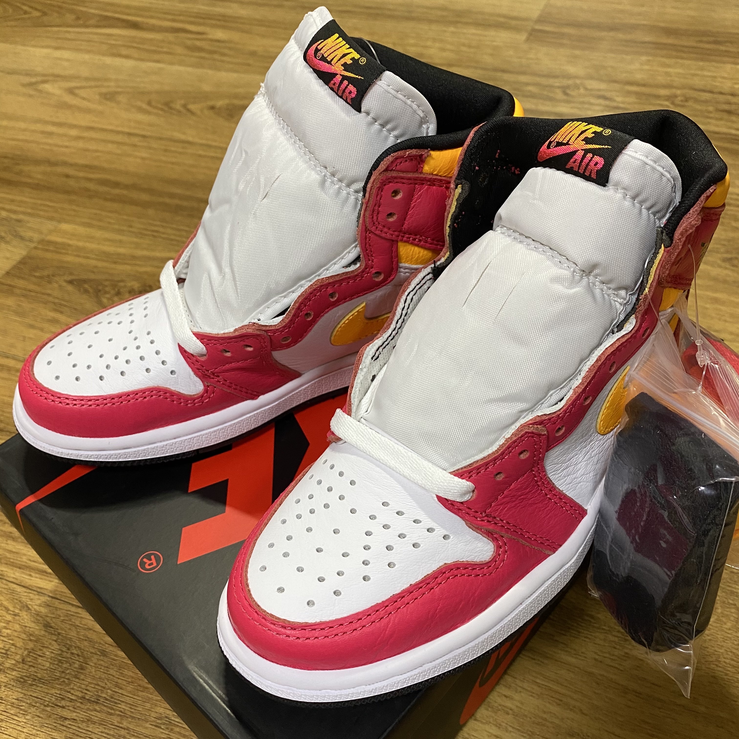 Jordan 1 Retro High OG Light Fusion Red 착용 스타일 - 2