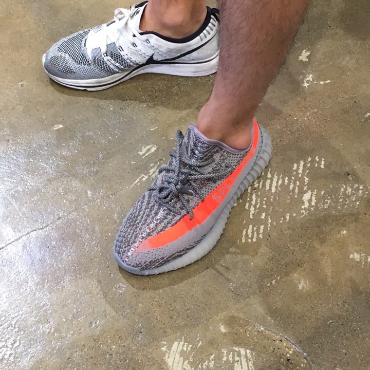 Adidas Yeezy Boost 350 V2 Beluga, Nike Flyknit Trainer White Black 2012 착용 스타일