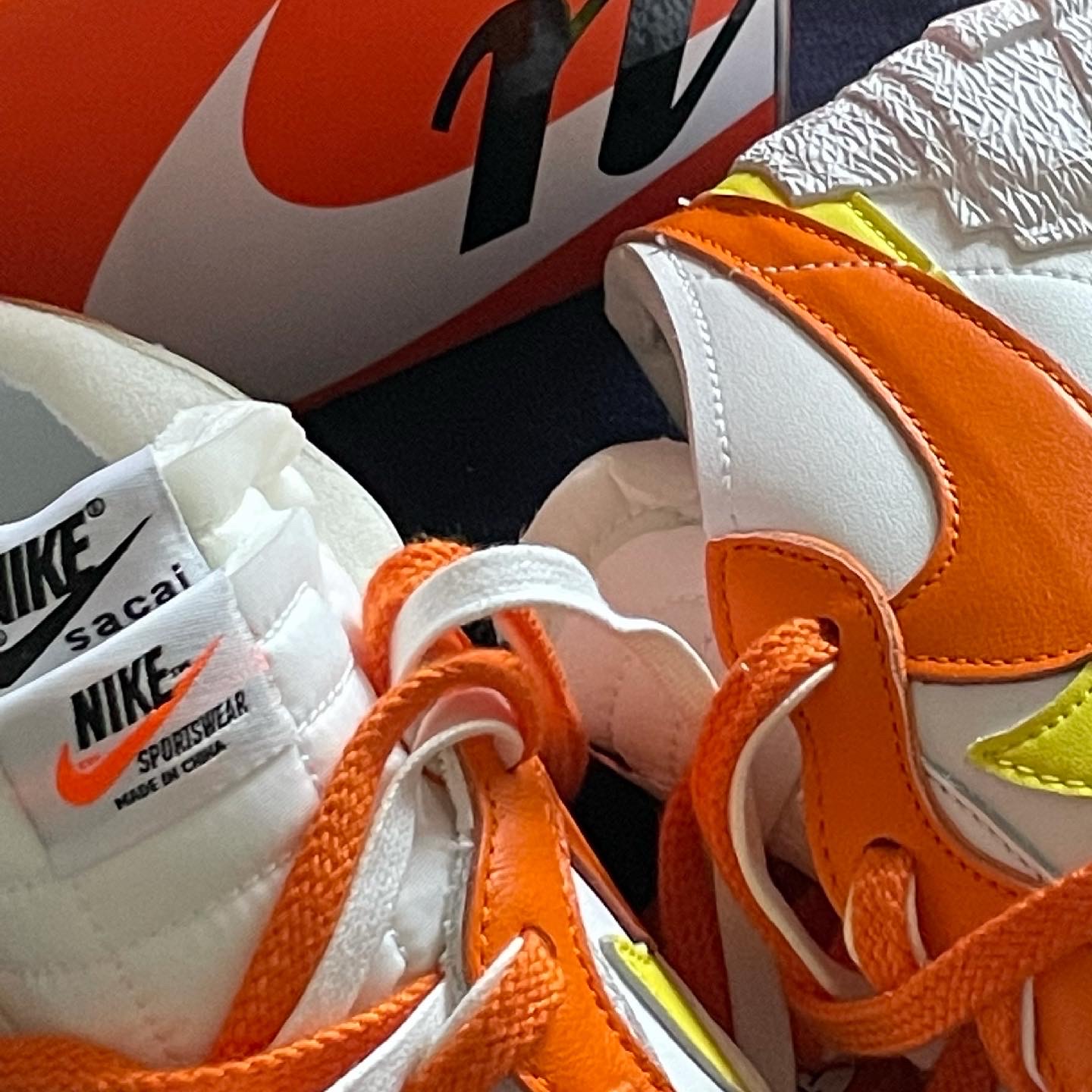 Nike x Sacai Blazer Low Magma Orange, IAB Studio x Asics T-Shirt Lime 착용 스타일 - 1