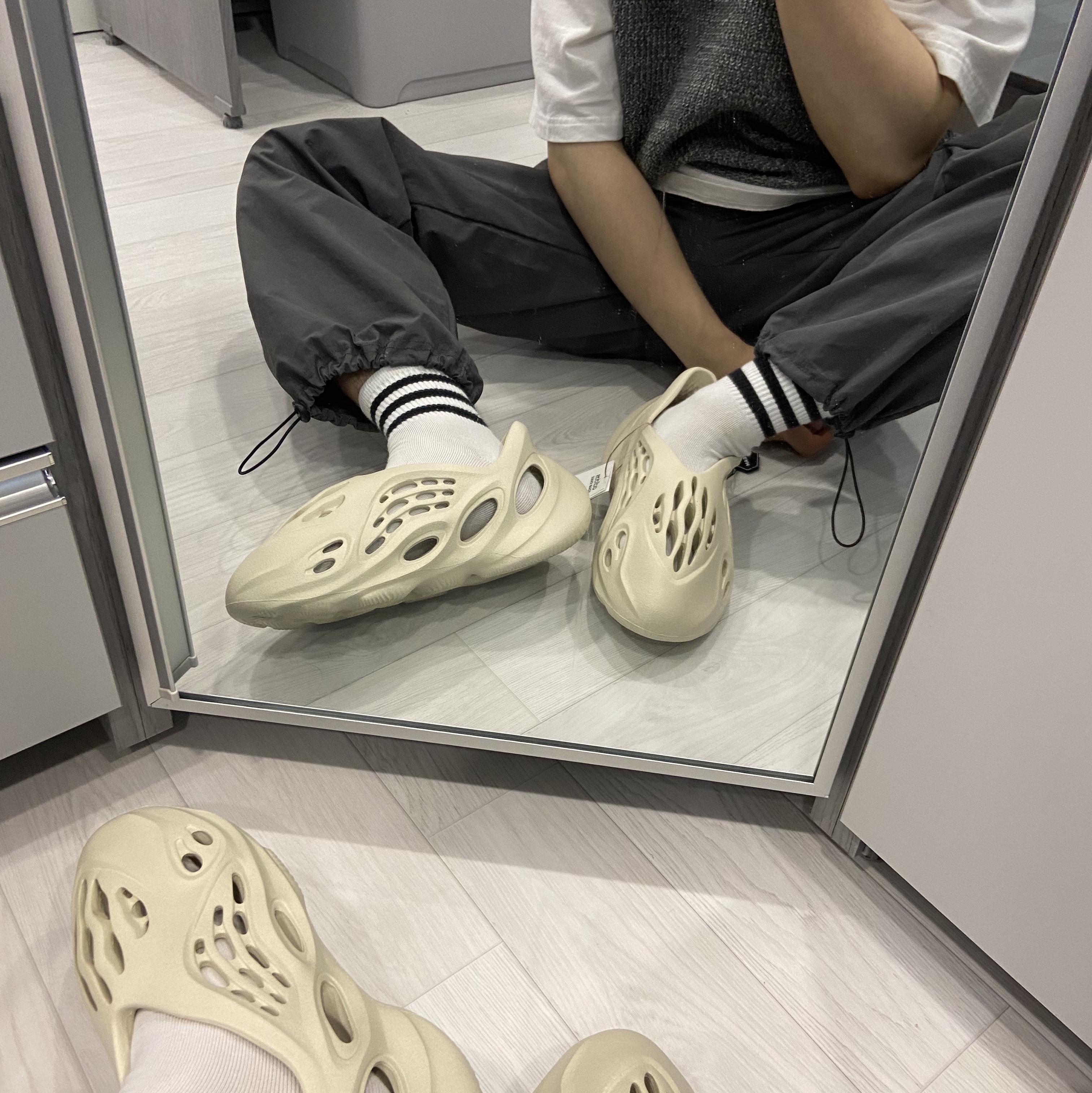 Adidas Yeezy Foam RNNR Sand 착용 스타일 - 2