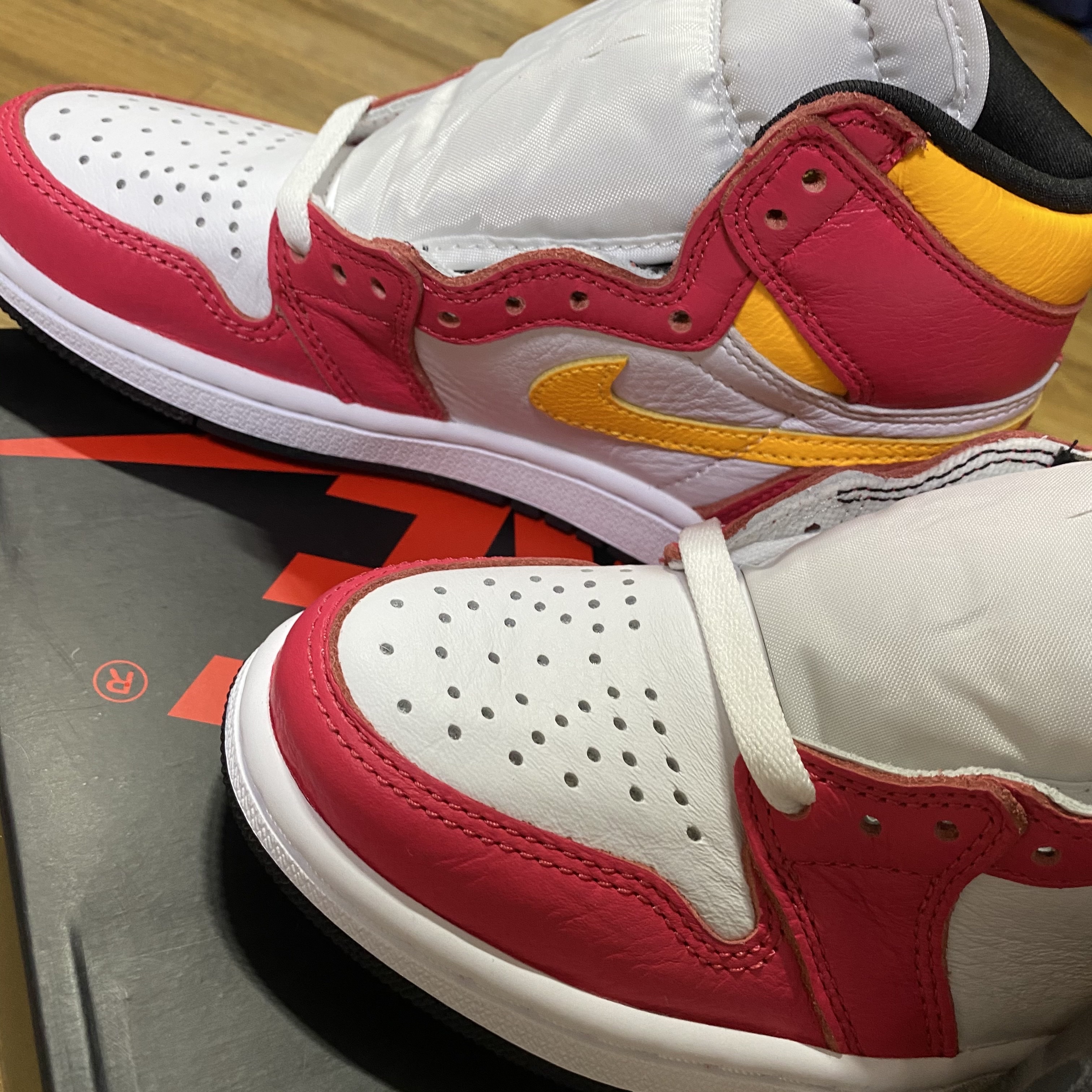 Jordan 1 Retro High OG Light Fusion Red 착용 스타일 - 3