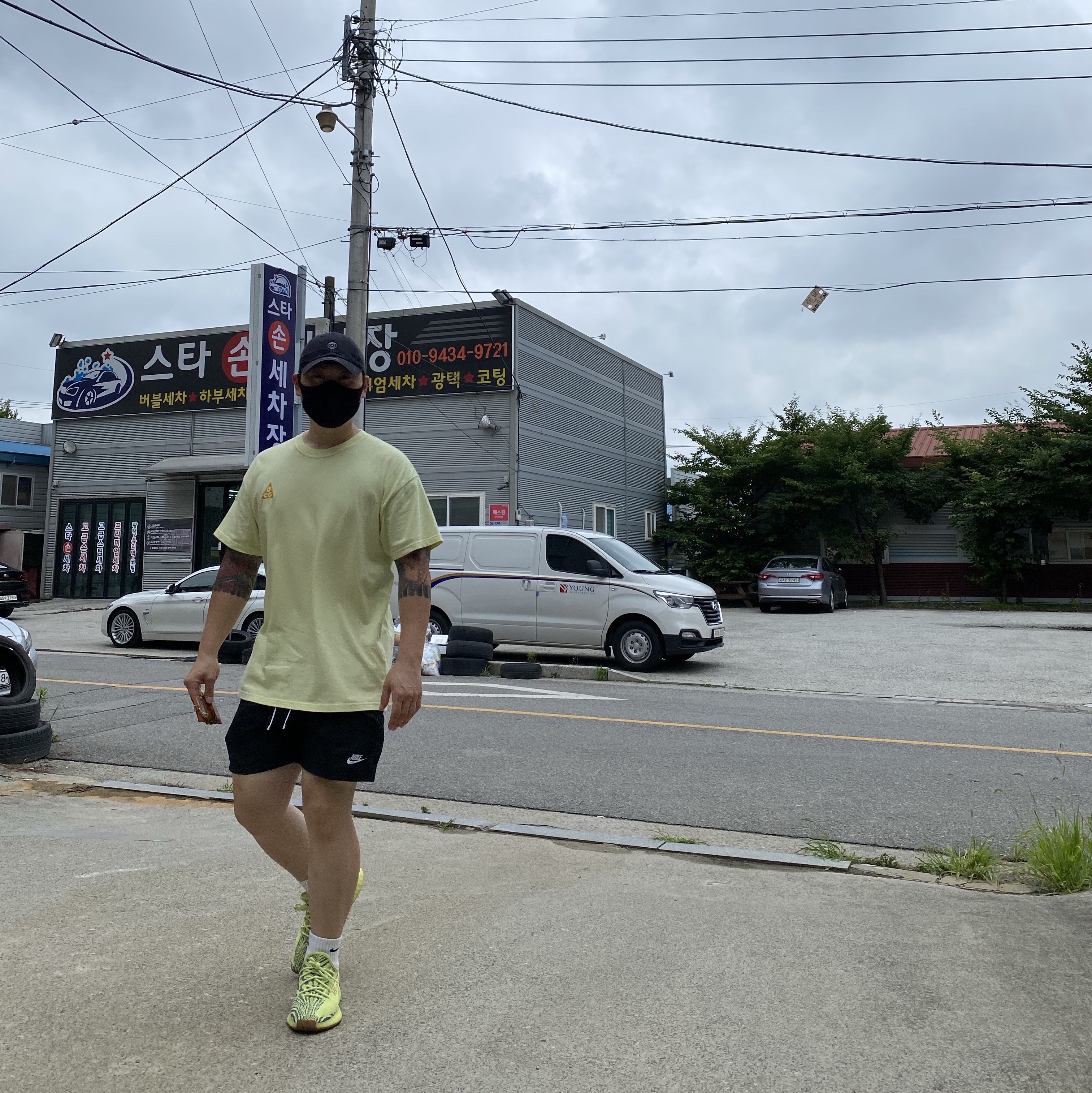 Adidas Yeezy Boost 350 V2 Semi Frozen Yellow, Nike M NRG ACG T-Shirt University Red - US/EU 착용 스타일