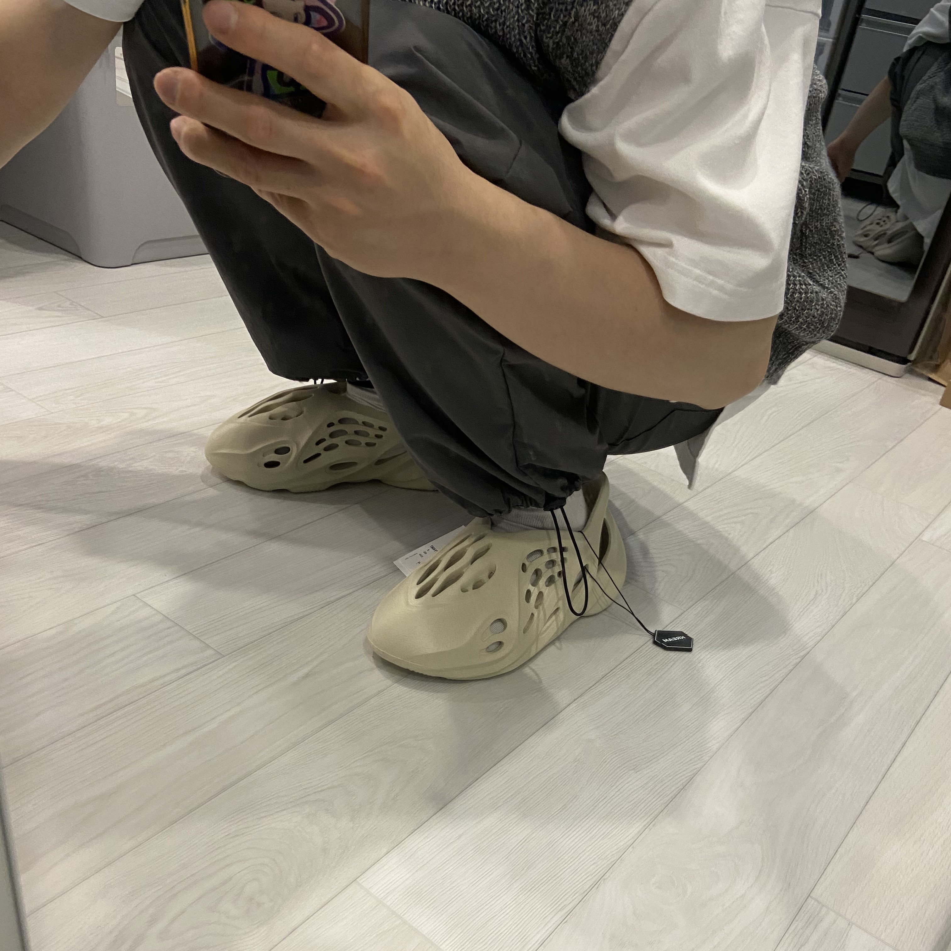 Adidas Yeezy Foam RNNR Sand 착용 스타일 - 3