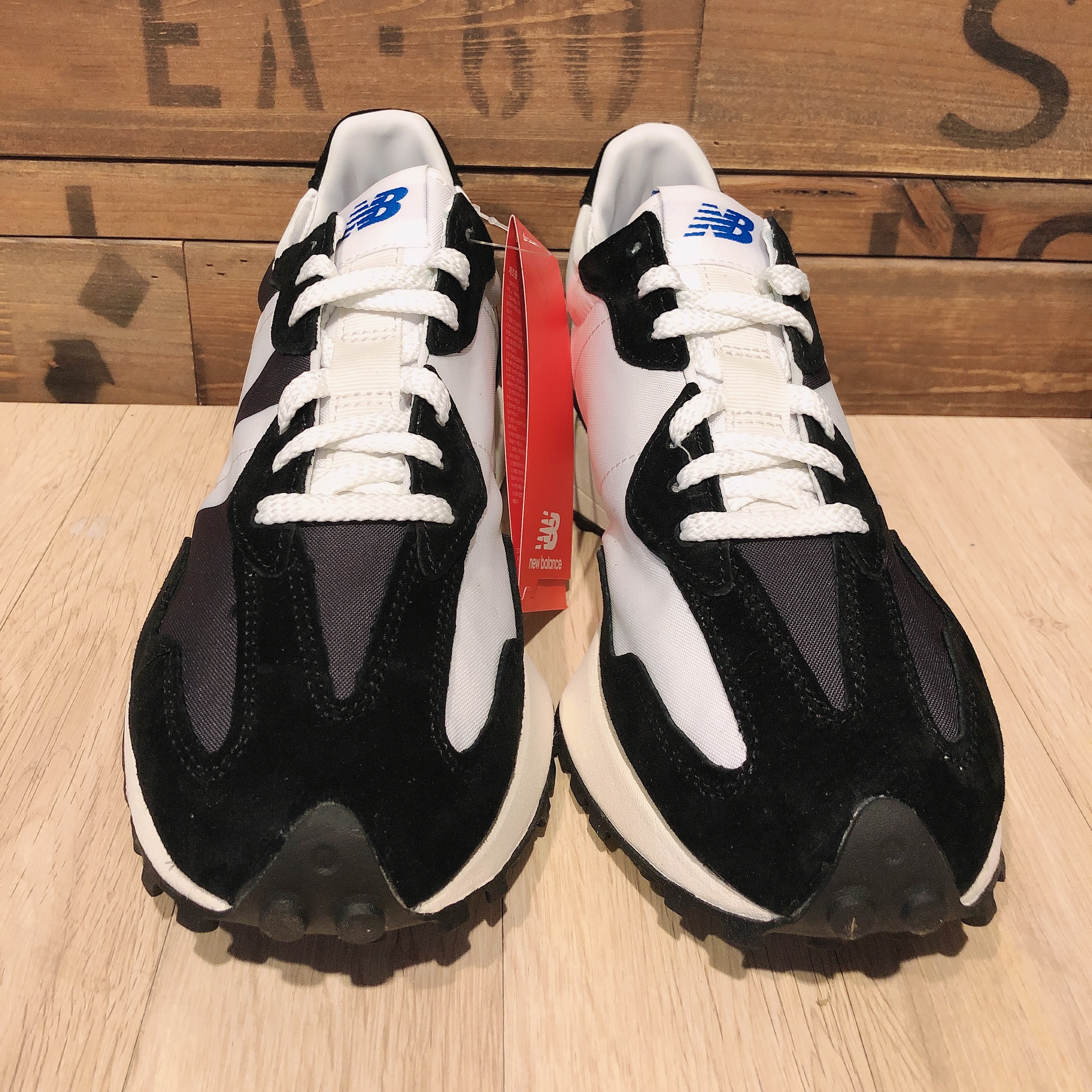 New Balance 327 Black White 착용 스타일 - 4