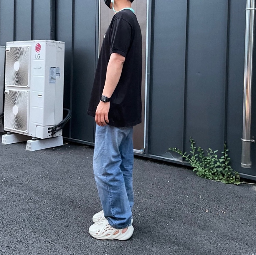 Adidas Yeezy Foam RNNR Sand, Stone Island 24113 T-Shirt Black - 21SS 착용 스타일 - 1