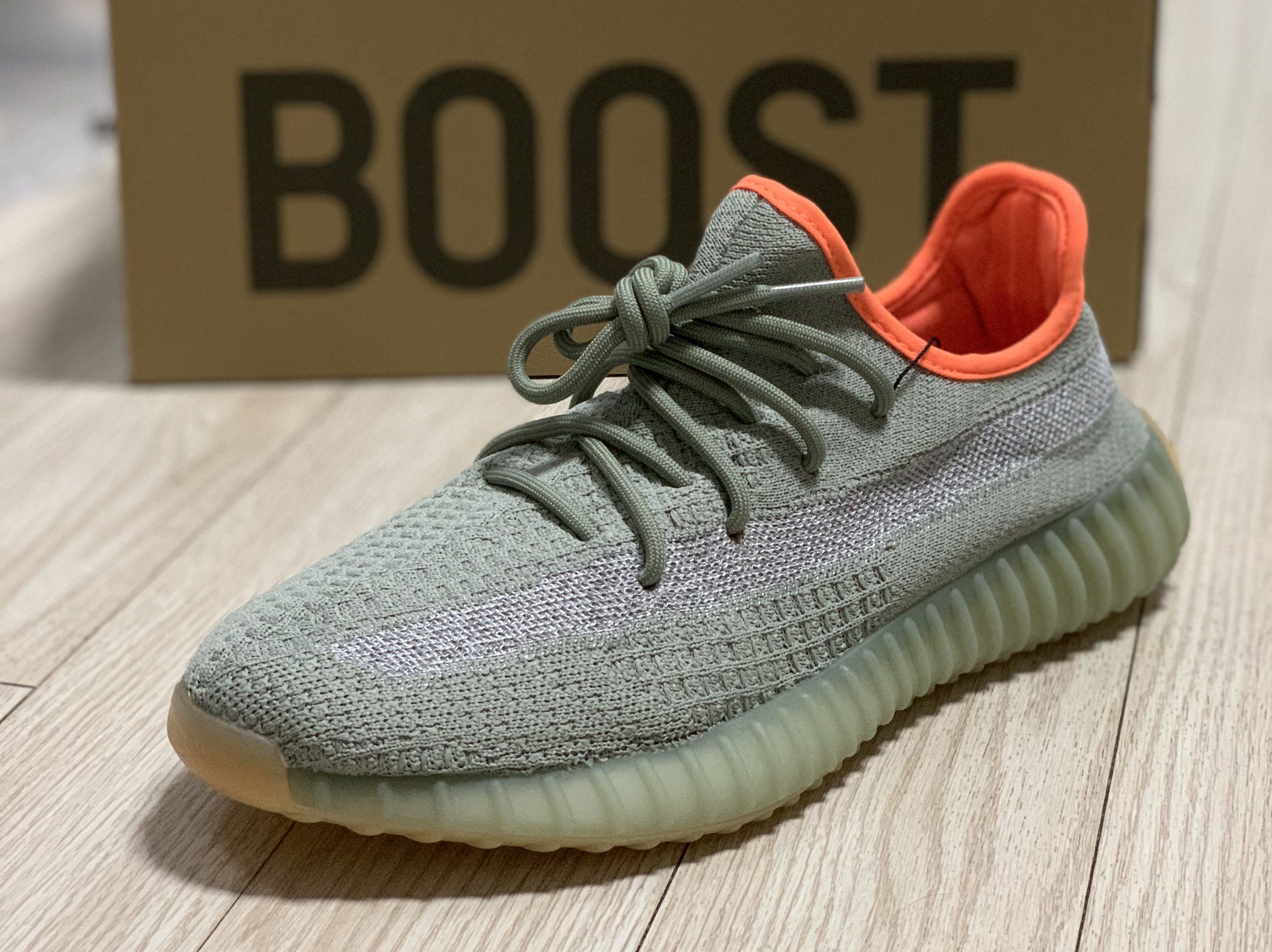 Adidas Yeezy Boost 350 V2 Desert Sage 착용 스타일 - 2